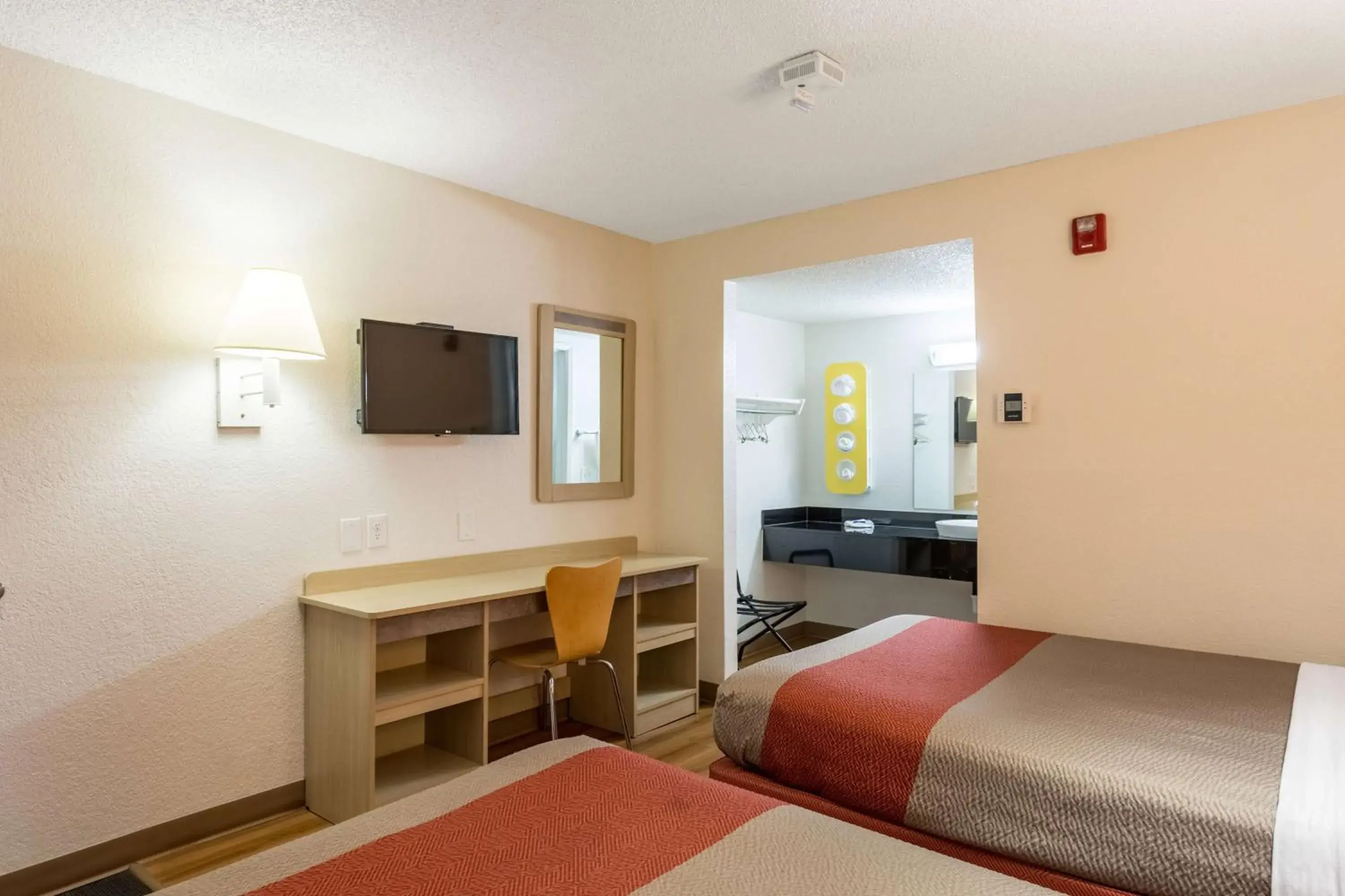 Photo of the whole room, Bed in Motel 6-Albuquerque, NM - South - Airport