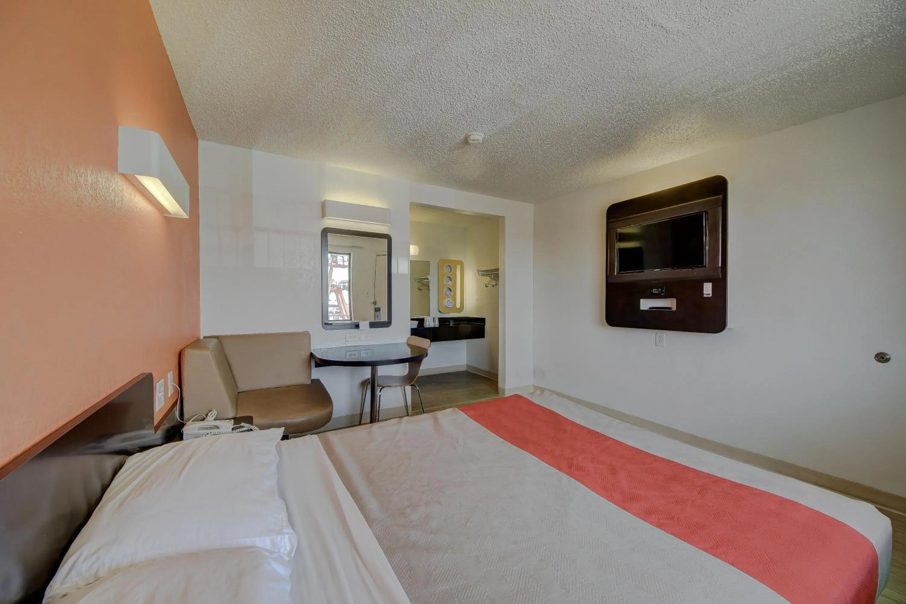 Bedroom, Bed in Motel 6-San Antonio, TX - Fort Sam Houston