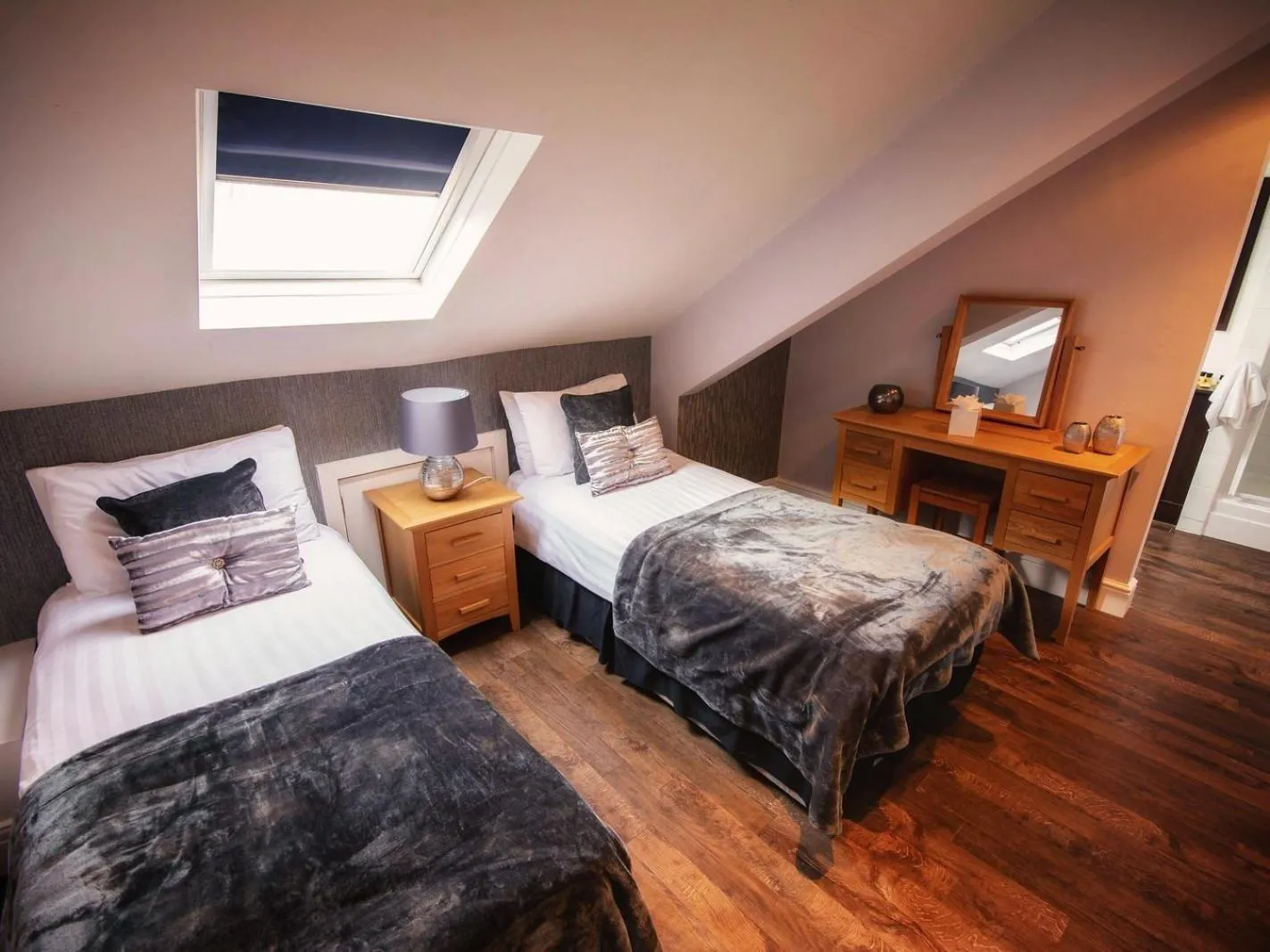 Bedroom, Bed in Eslington Villa