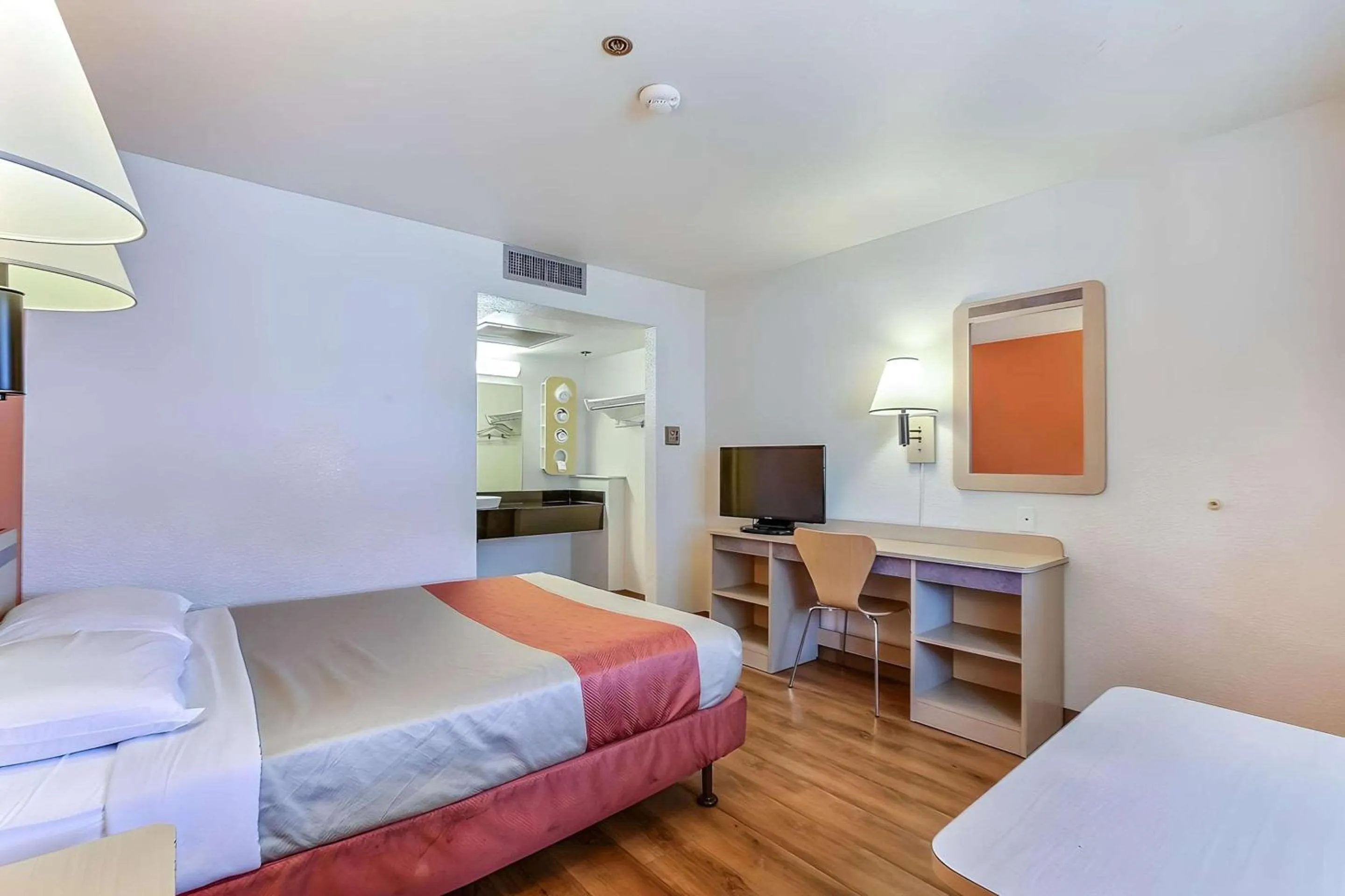 Bedroom, Bed in Motel 6-Livermore, CA