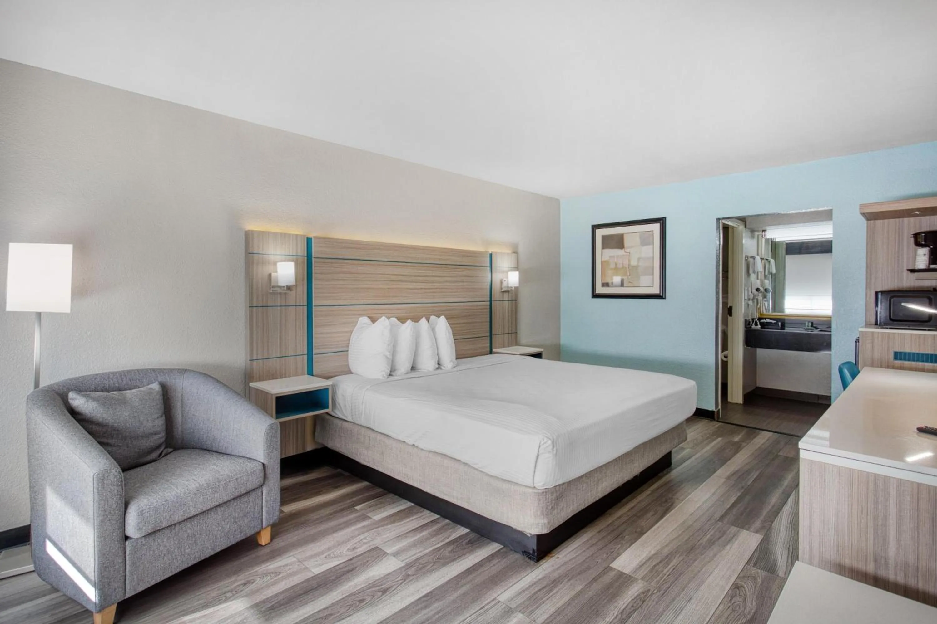 Bedroom, Bed in Best Western Executive Inn