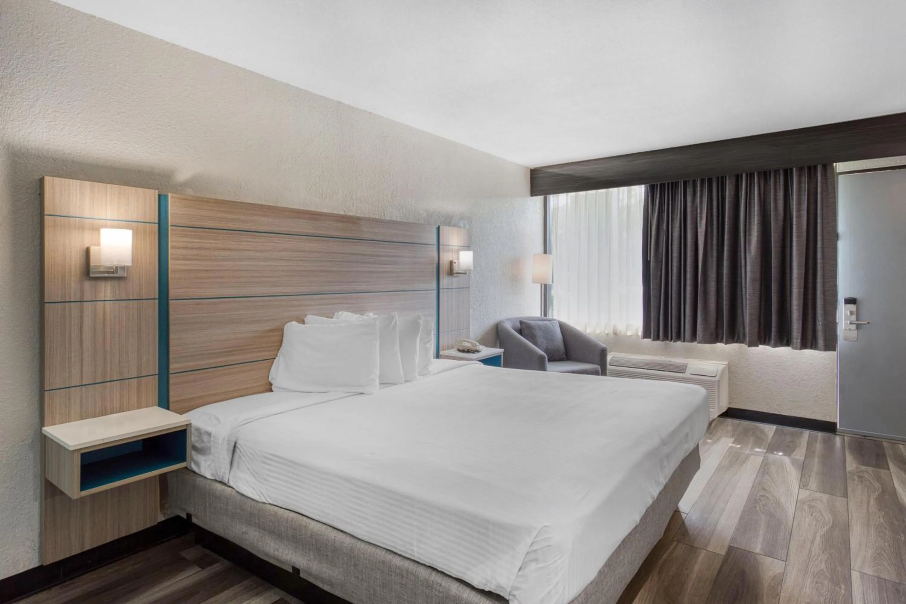 Bedroom, Bed in Best Western Executive Inn