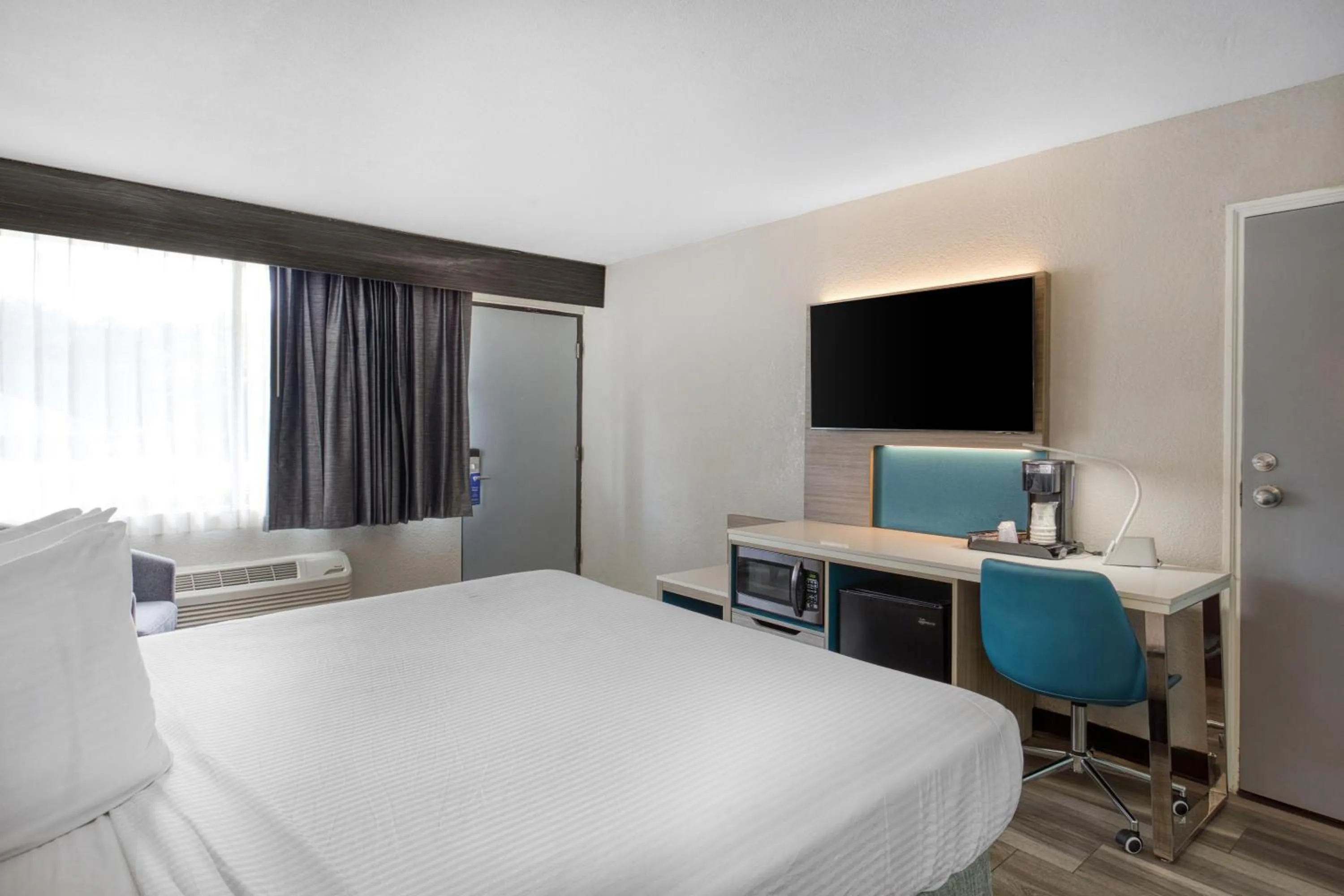 Bedroom, Bed in Best Western Executive Inn