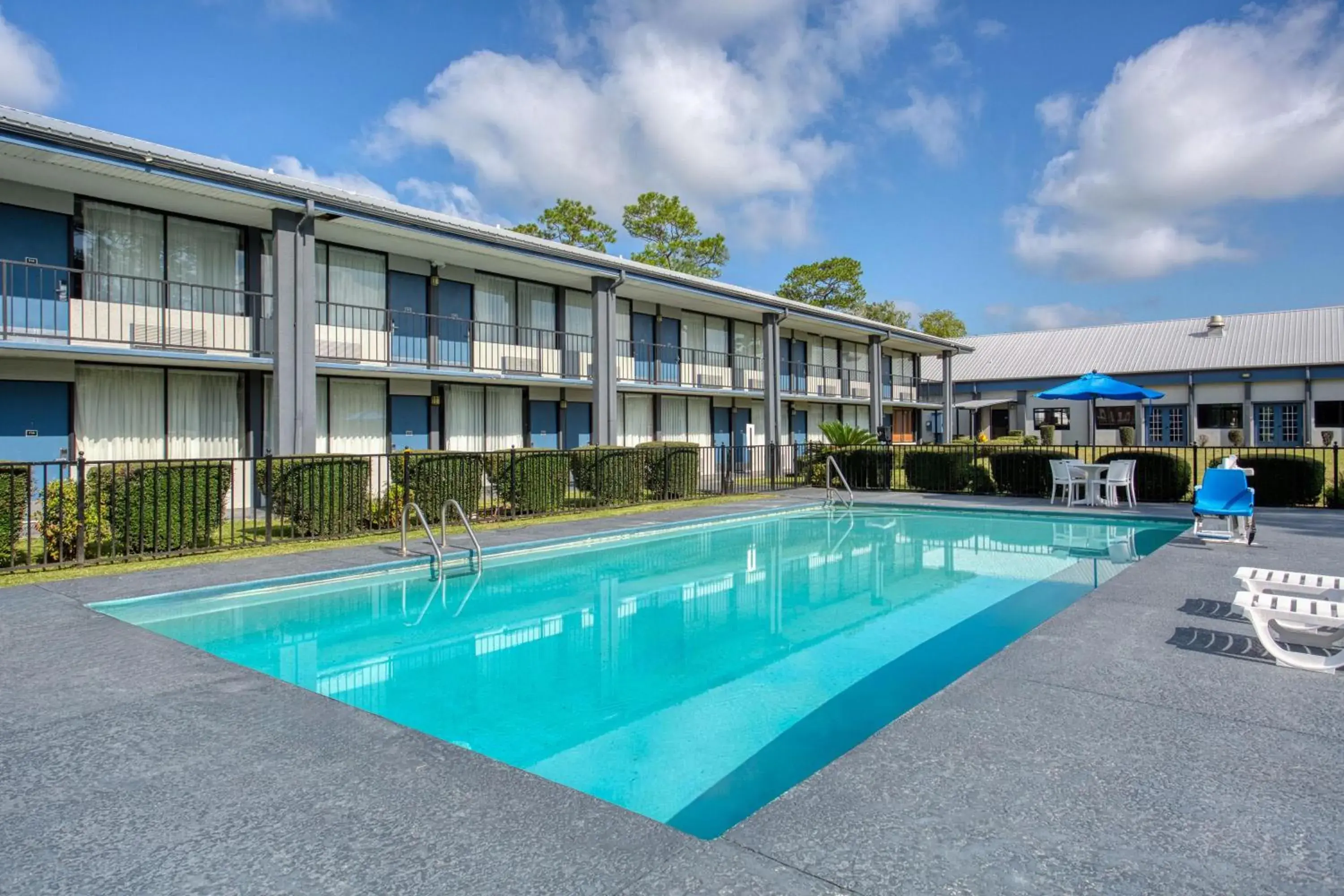 Pool view in Best Western Executive Inn Pool view in Best Western Executive Inn