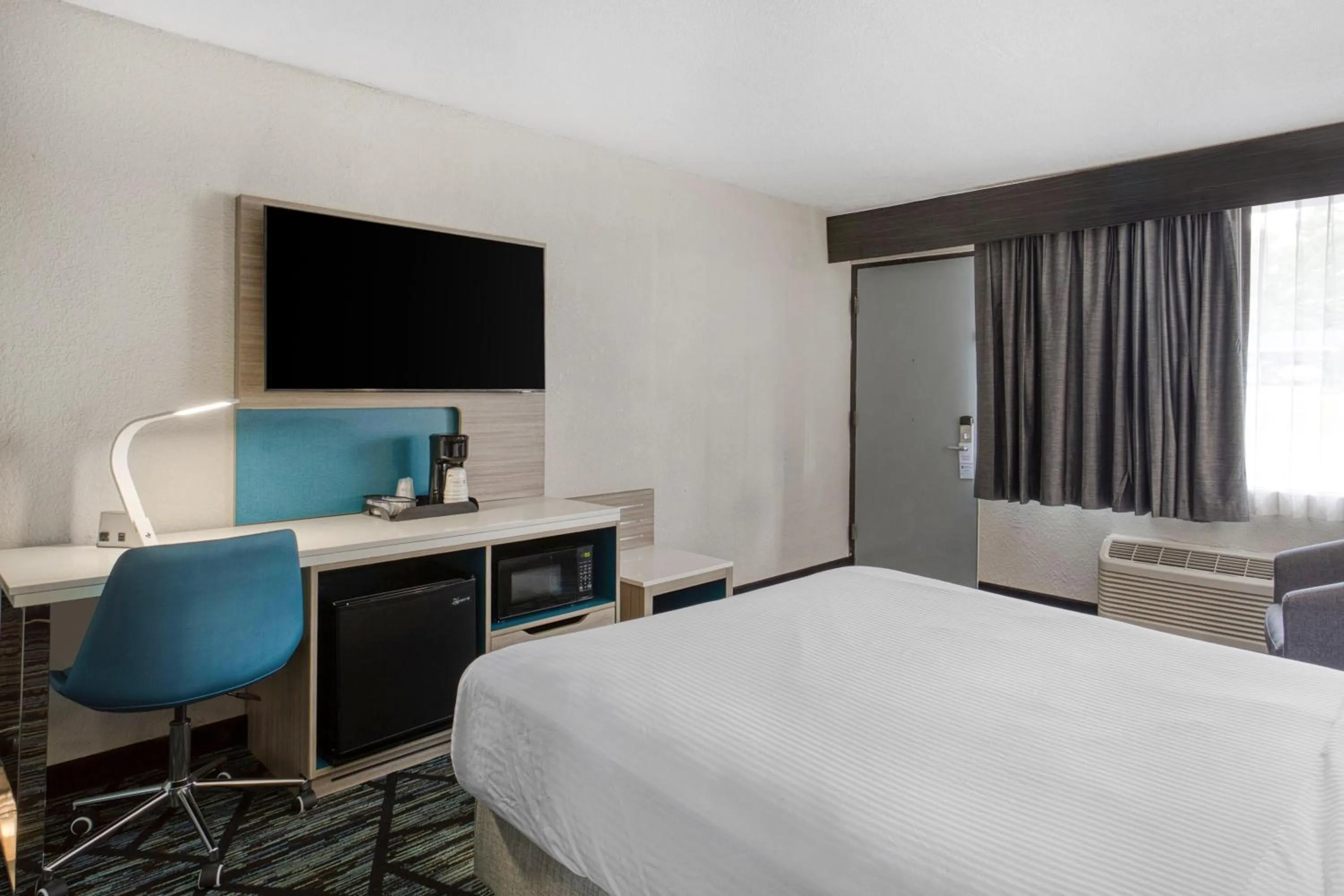 Bedroom, Bed in Best Western Executive Inn