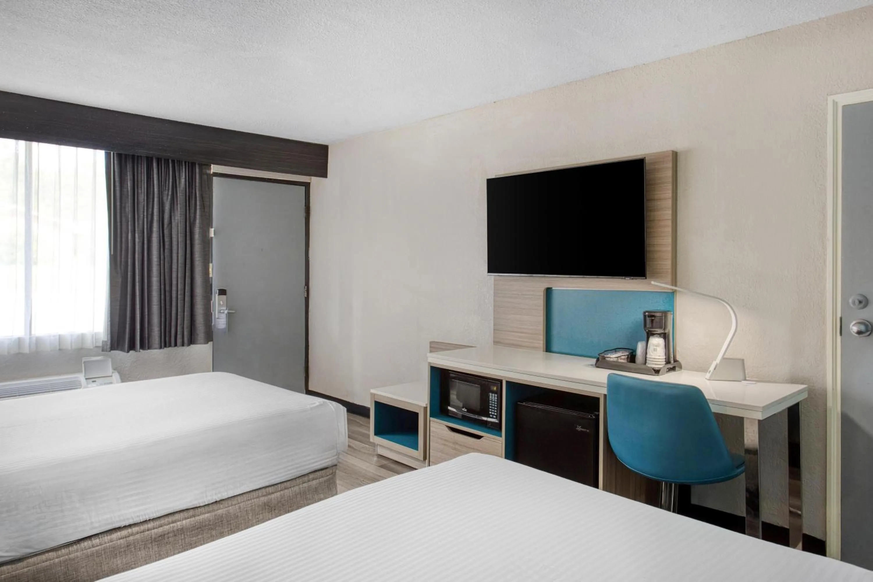 Bedroom, Bed in Best Western Executive Inn