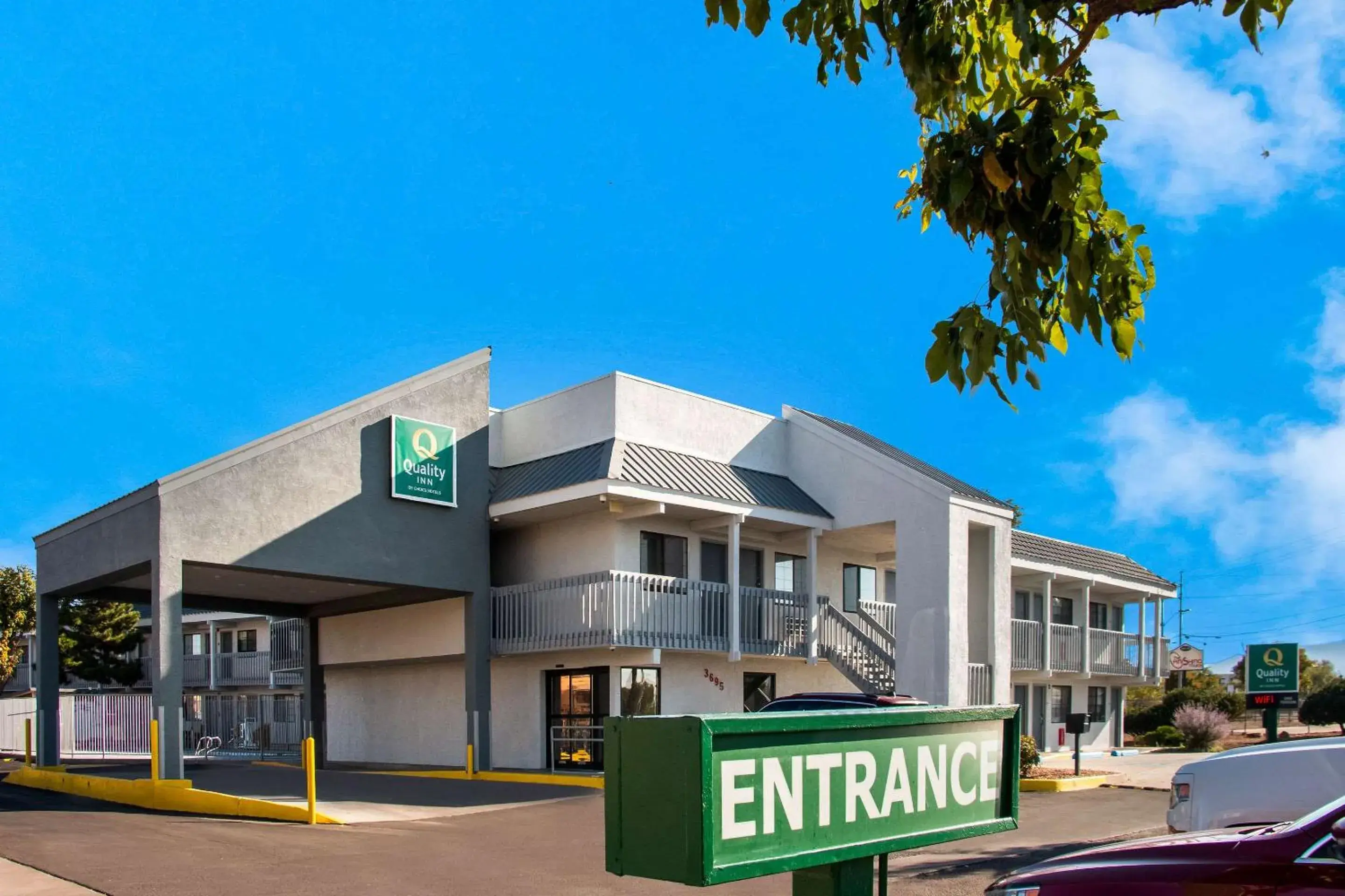 Property building in Quality Inn Santa Fe New Mexico Property building in Quality Inn Santa Fe New Mexico