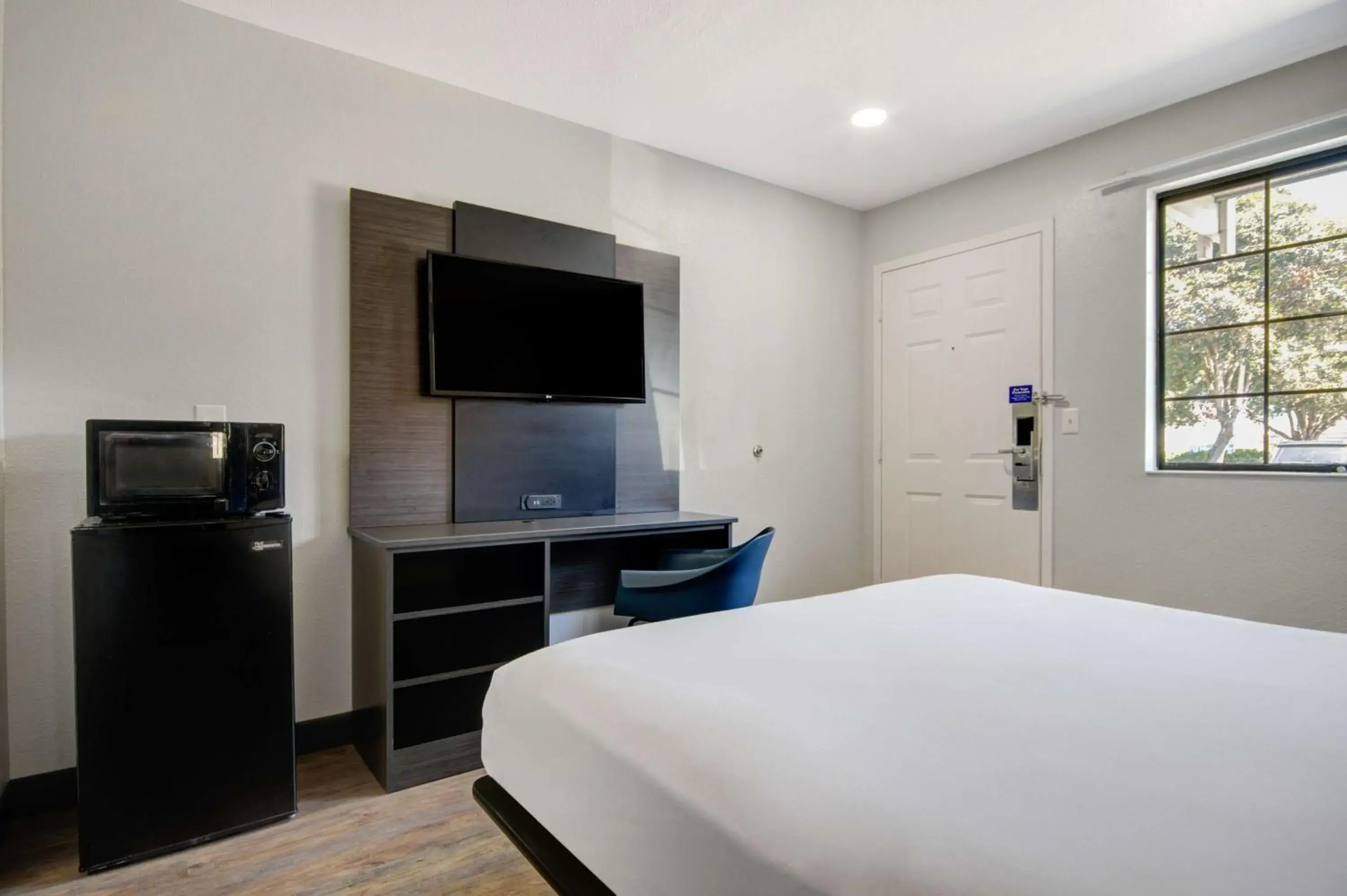 Bedroom, Bed in Motel 6-Lompoc, CA Bedroom, Bed in Motel 6-Lompoc, CA