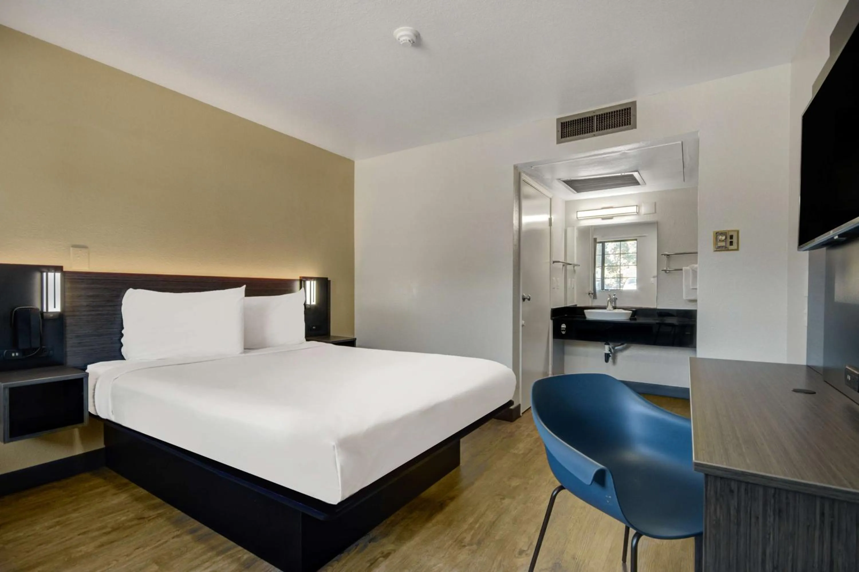 Bedroom, Bed in Motel 6-Lompoc, CA