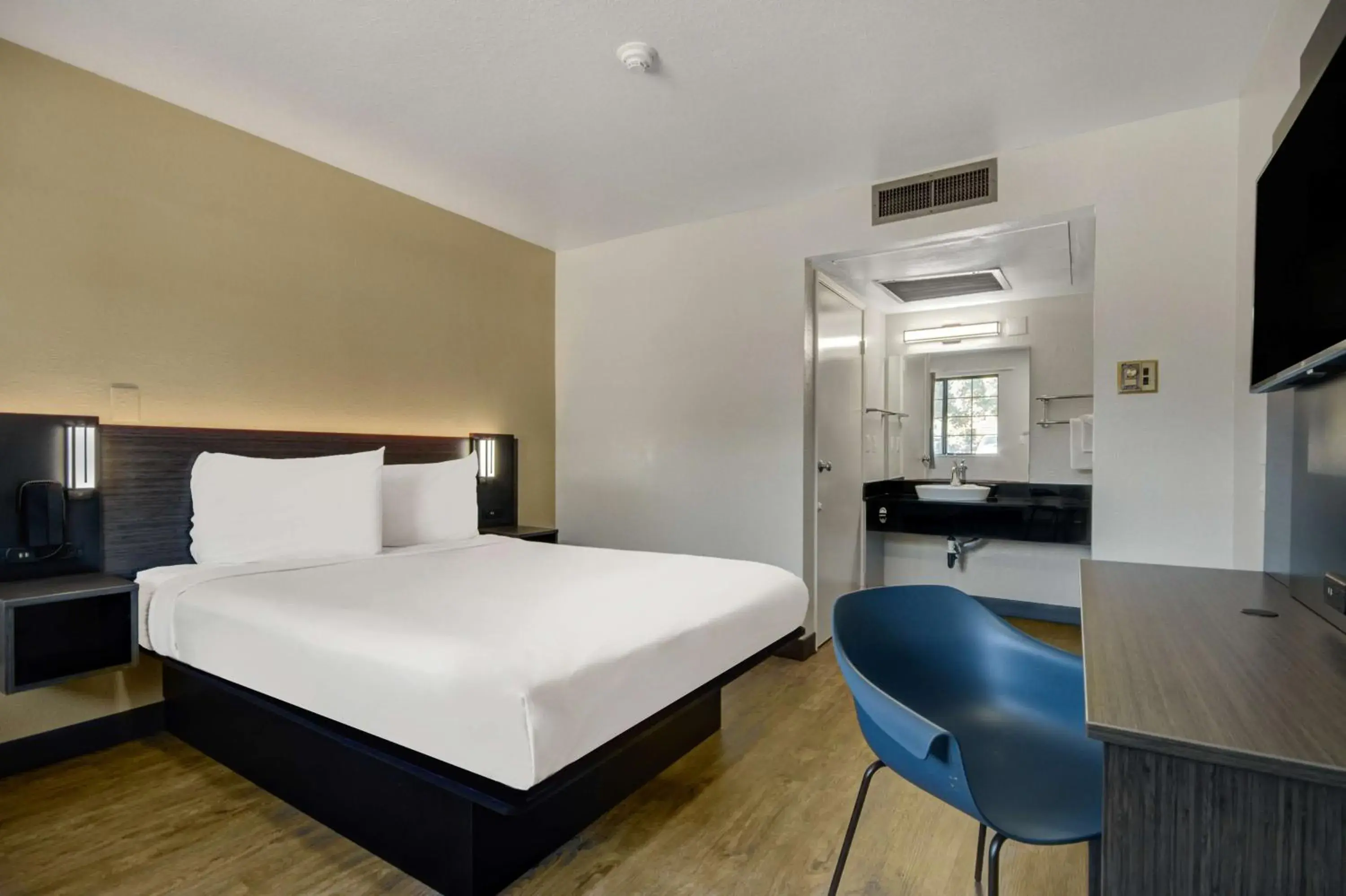 Queen Room - single occupancy in Motel 6-Lompoc, CA Queen Room - single occupancy in Motel 6-Lompoc, CA