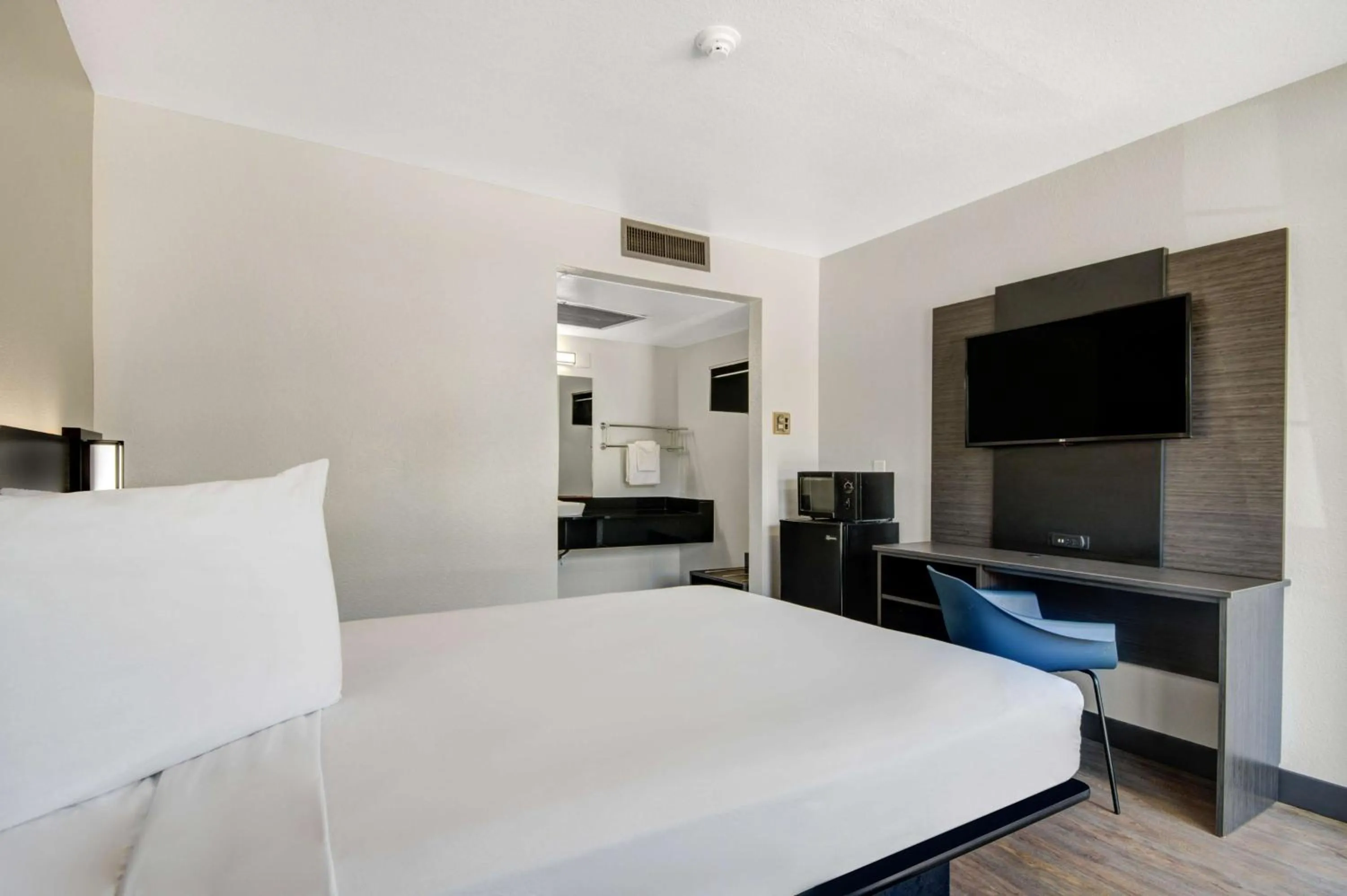 Bedroom, Bed in Motel 6-Lompoc, CA