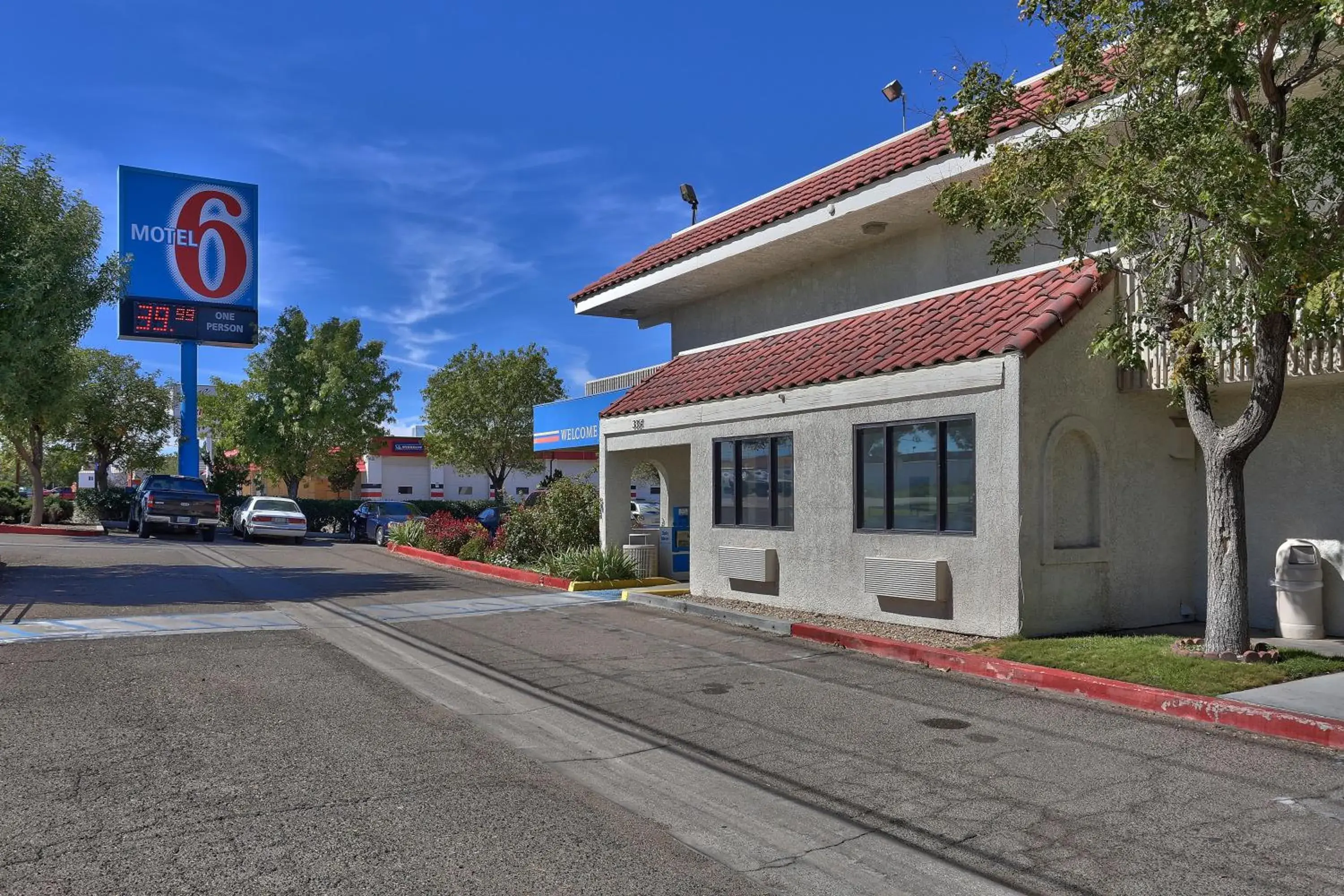 Property building in Motel 6-Kingman, AZ - Route 66 East Property building in Motel 6-Kingman, AZ - Route 66 East