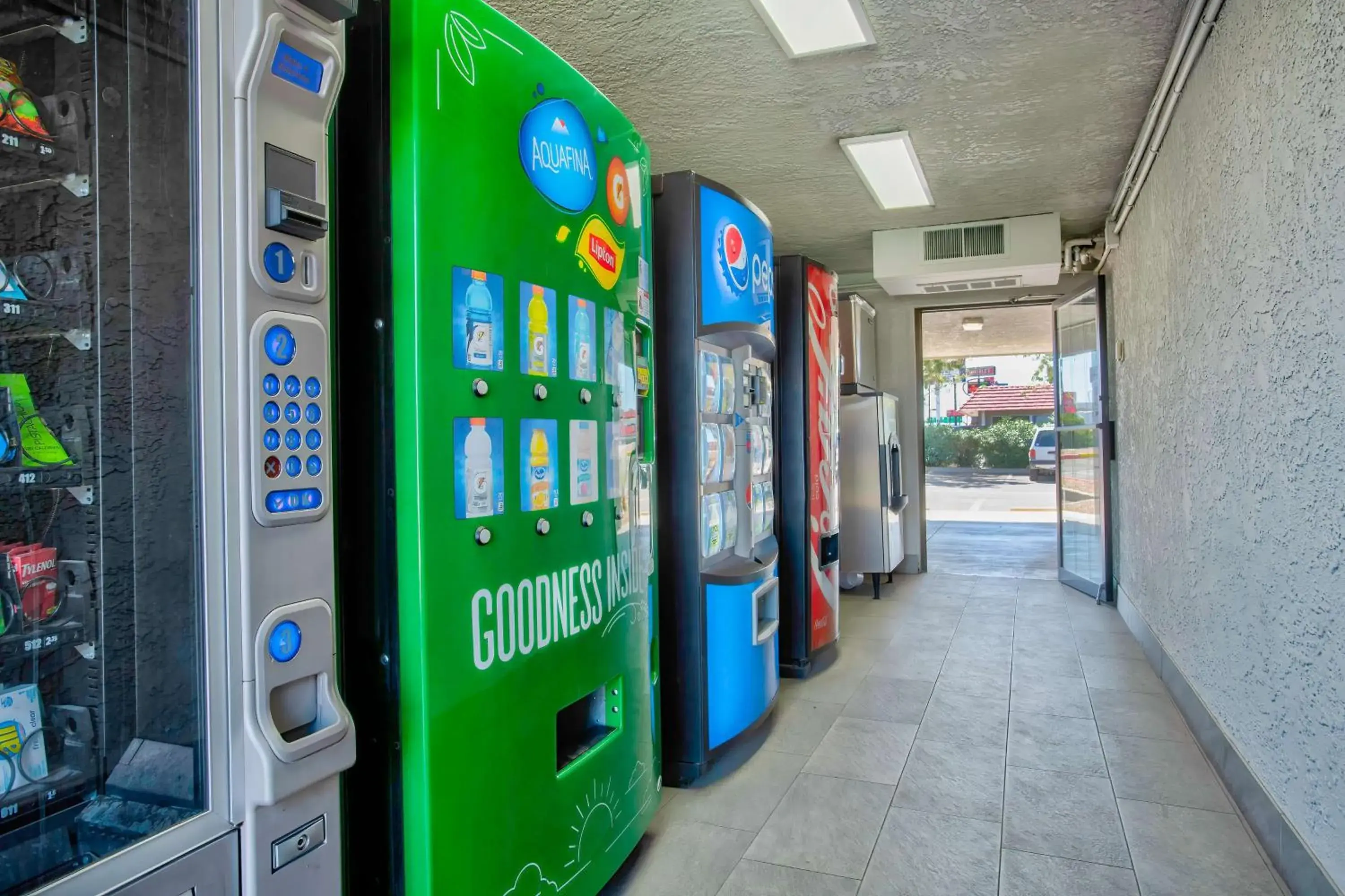 Property building in Motel 6-Kingman, AZ - Route 66 East Property building in Motel 6-Kingman, AZ - Route 66 East