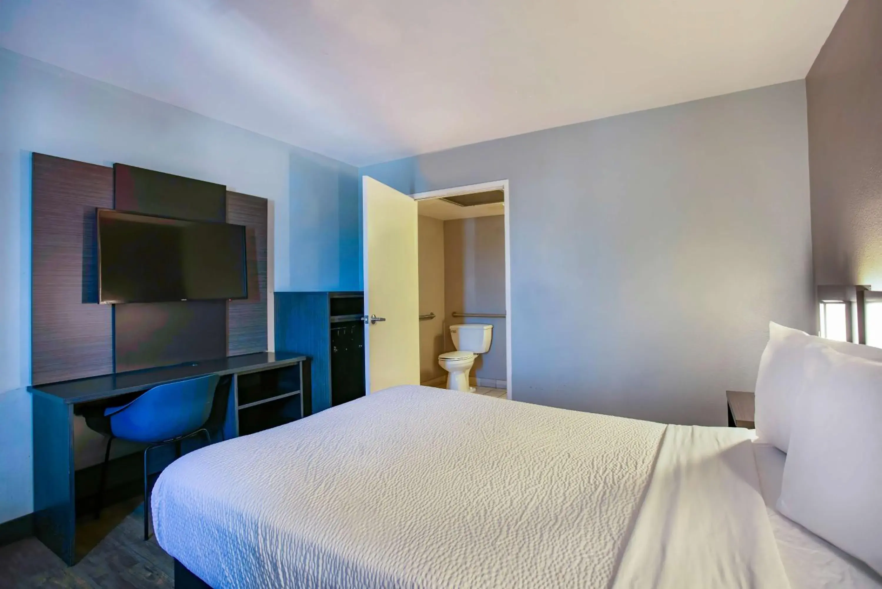 Bedroom, Bed in Motel 6-Kingman, AZ - Route 66 East Bedroom, Bed in Motel 6-Kingman, AZ - Route 66 East