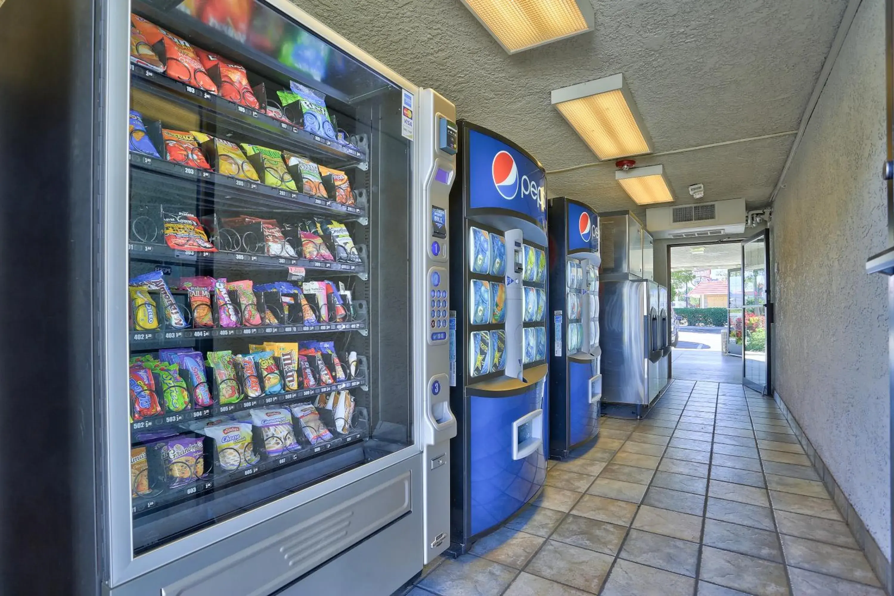 Food and drinks in Motel 6-Kingman, AZ - Route 66 East Food and drinks in Motel 6-Kingman, AZ - Route 66 East