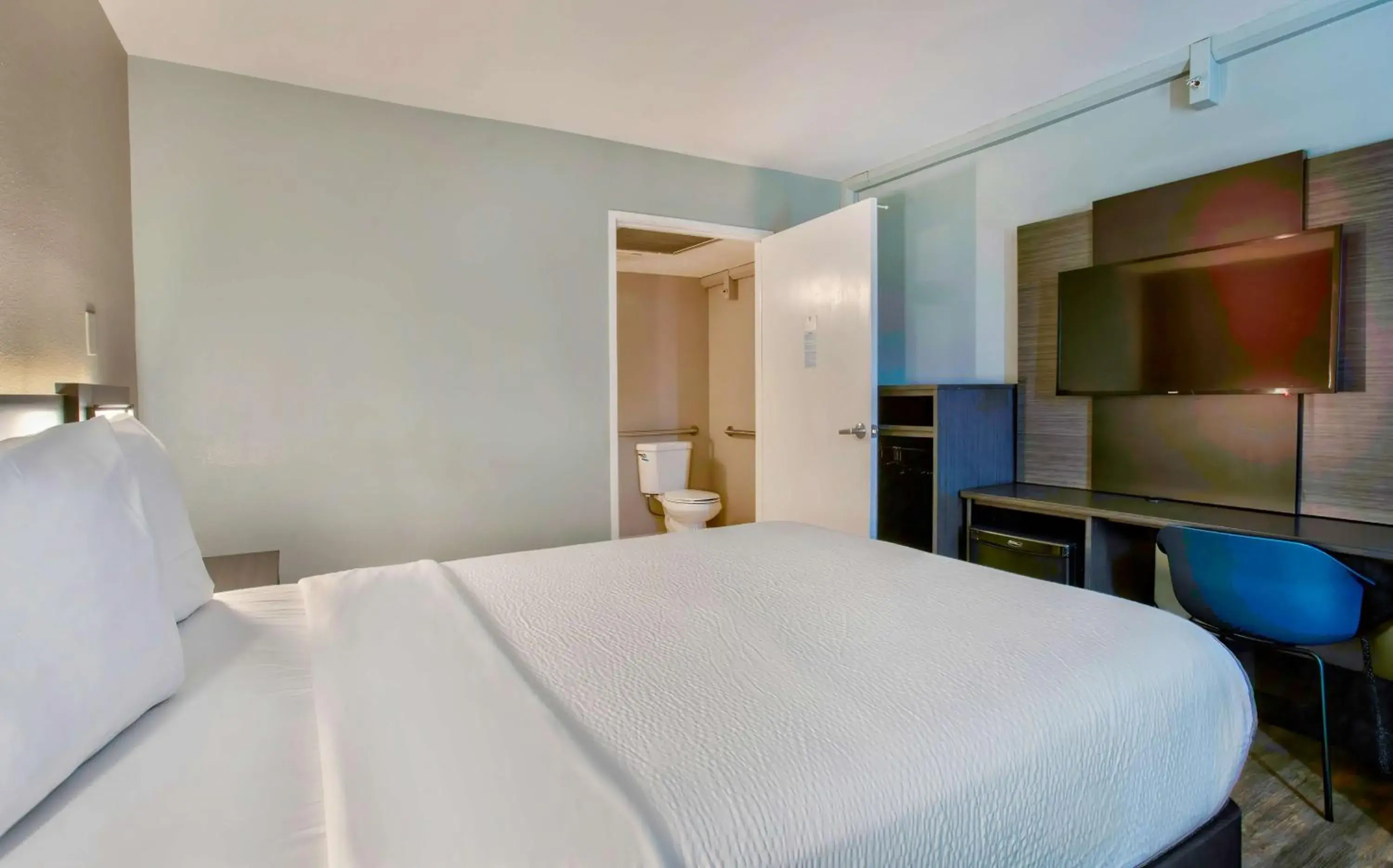 Bedroom, Bed in Motel 6-Kingman, AZ - Route 66 East Bedroom, Bed in Motel 6-Kingman, AZ - Route 66 East