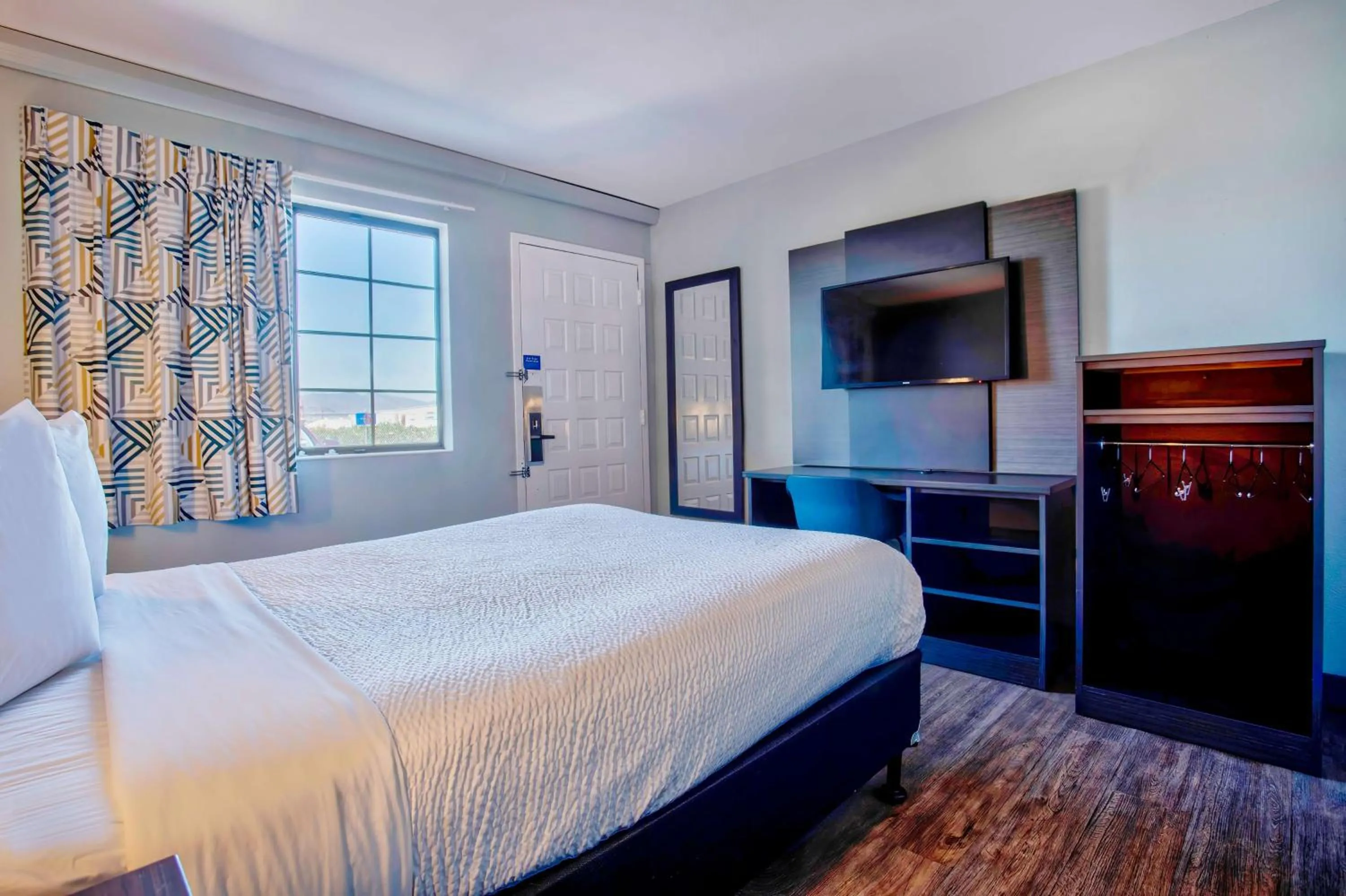 Bedroom, Bed in Motel 6-Kingman, AZ - Route 66 East