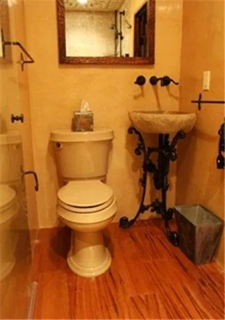 Shower in Antigua Inn