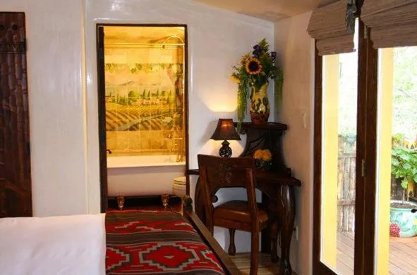 Photo of the whole room, Bed in Antigua Inn