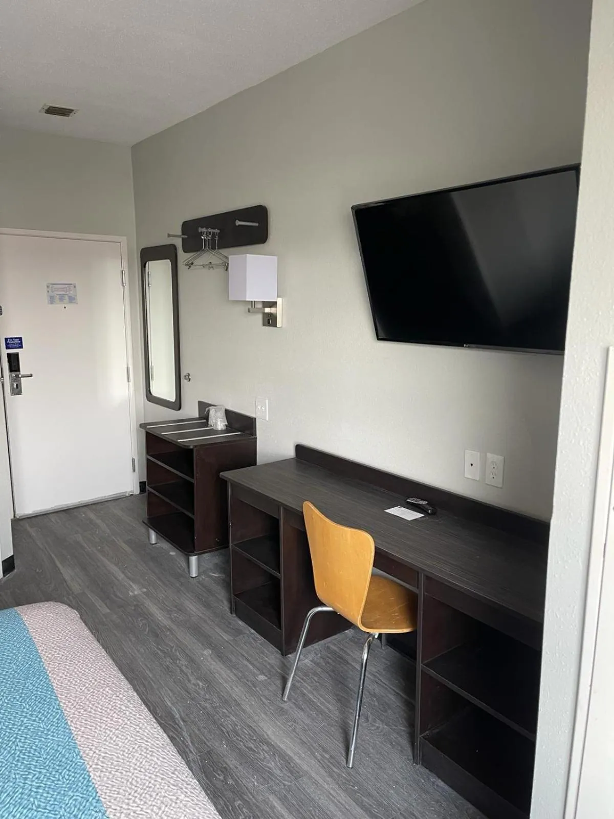 TV and multimedia in Motel 6-Caseyville, IL - Caseyville Il