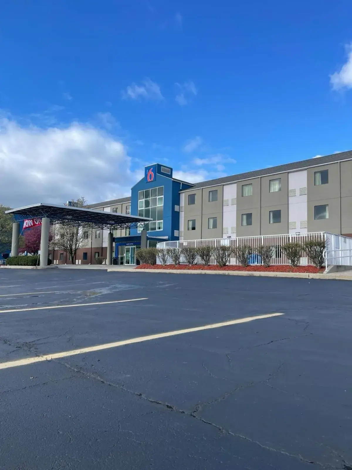 Property building in Motel 6-Caseyville, IL - Caseyville Il Property building in Motel 6-Caseyville, IL - Caseyville Il