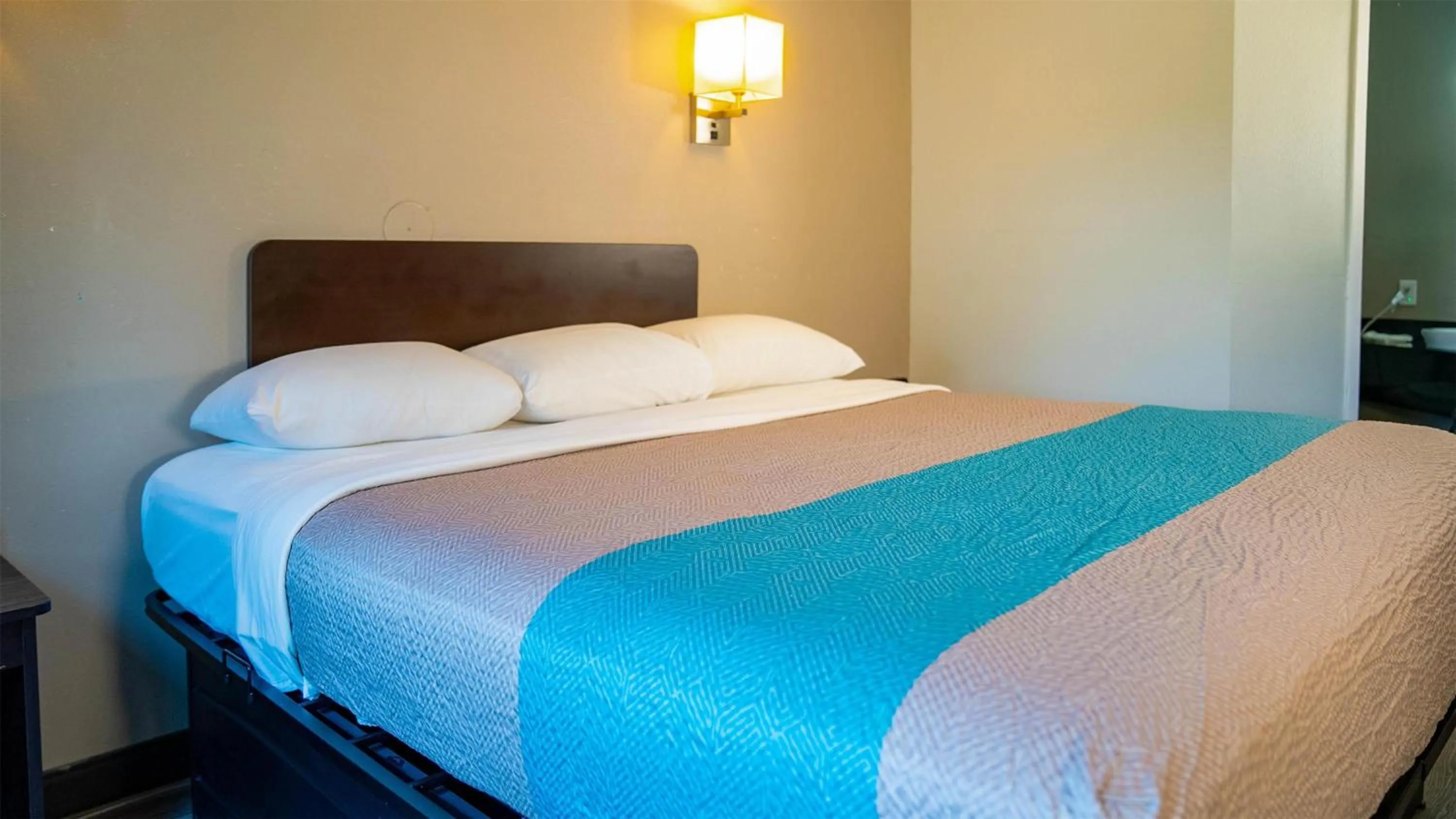Bedroom, Bed in Motel 6-Caseyville, IL - Caseyville Il