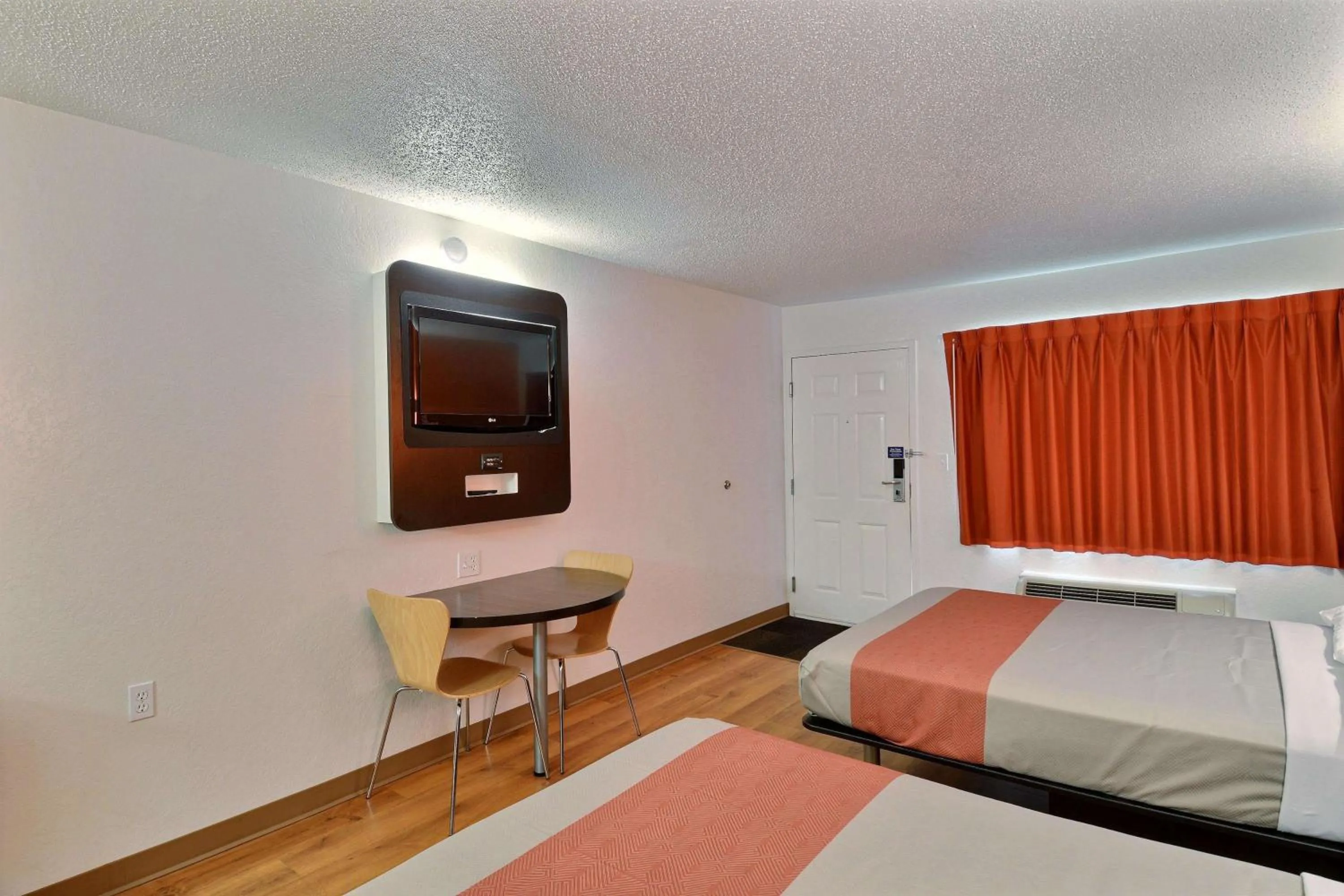 TV and multimedia, Bed in Motel 6-Tewksbury, MA - Boston