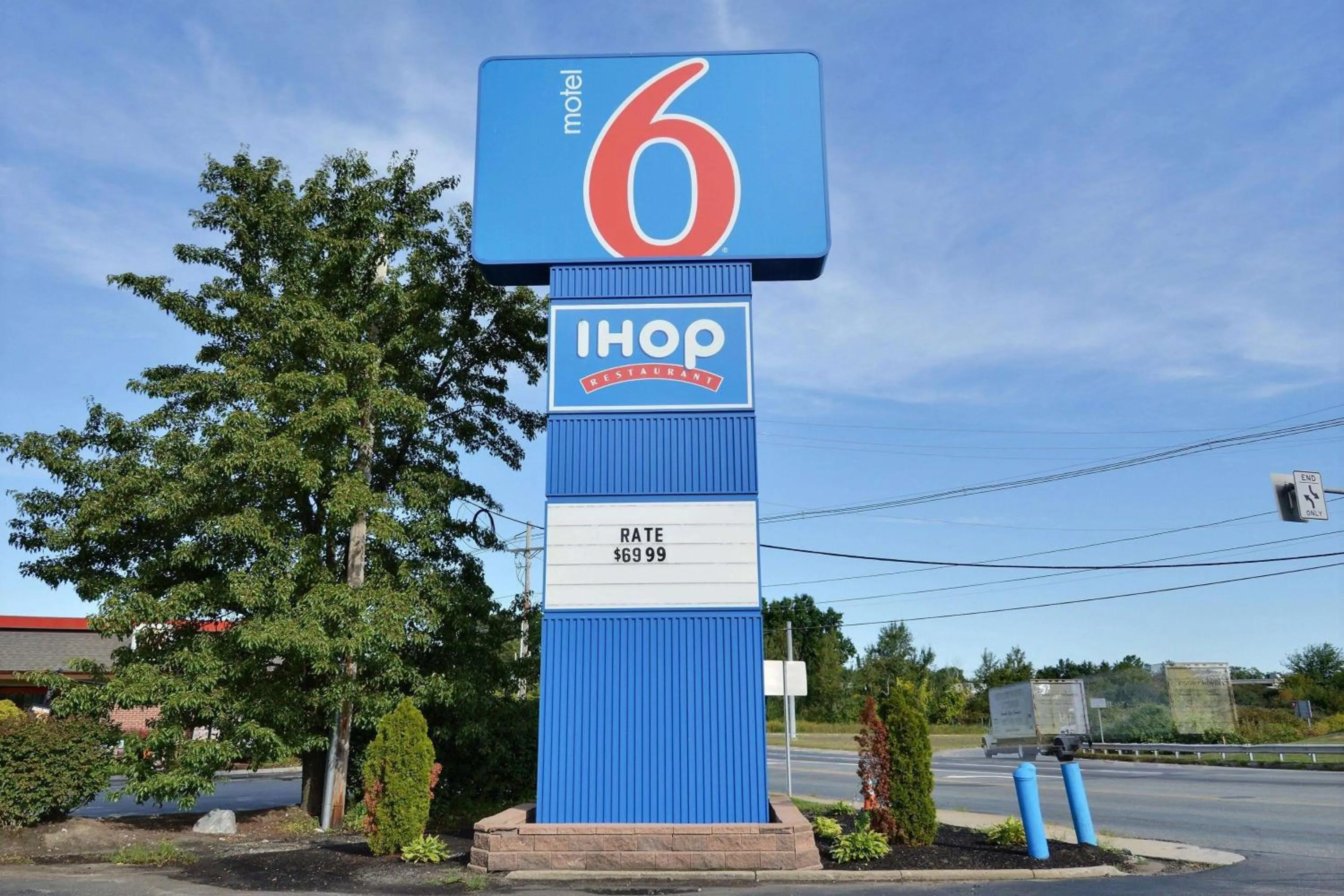 Property building in Motel 6-Tewksbury, MA - Boston