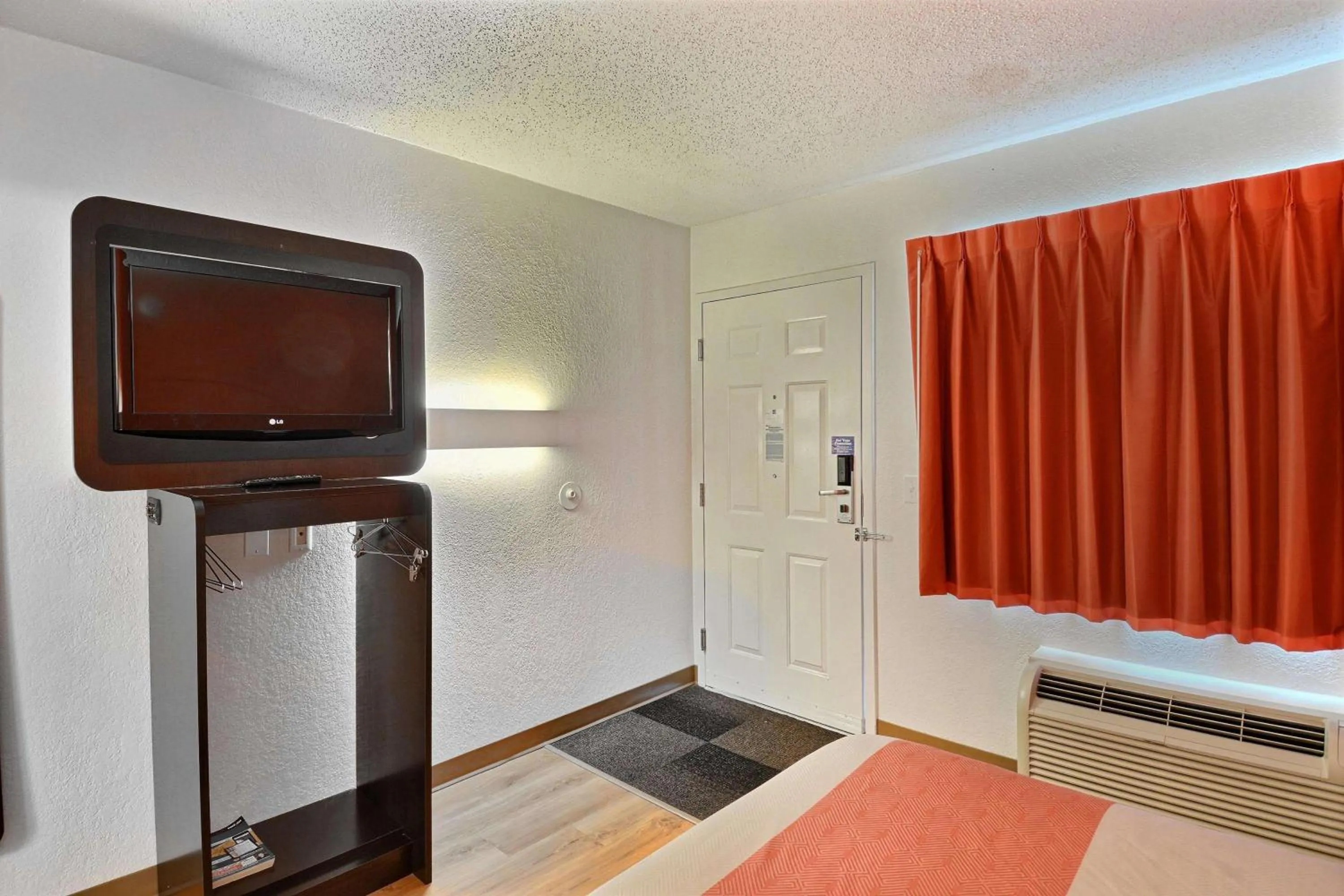 TV and multimedia, Bed in Motel 6-Tewksbury, MA - Boston