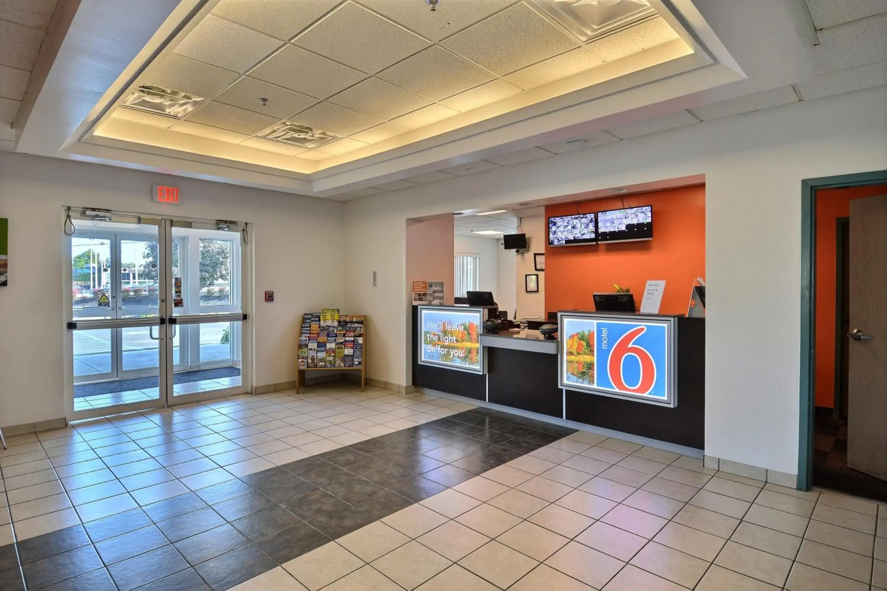 Lobby or reception in Motel 6-Tewksbury, MA - Boston Lobby or reception in Motel 6-Tewksbury, MA - Boston