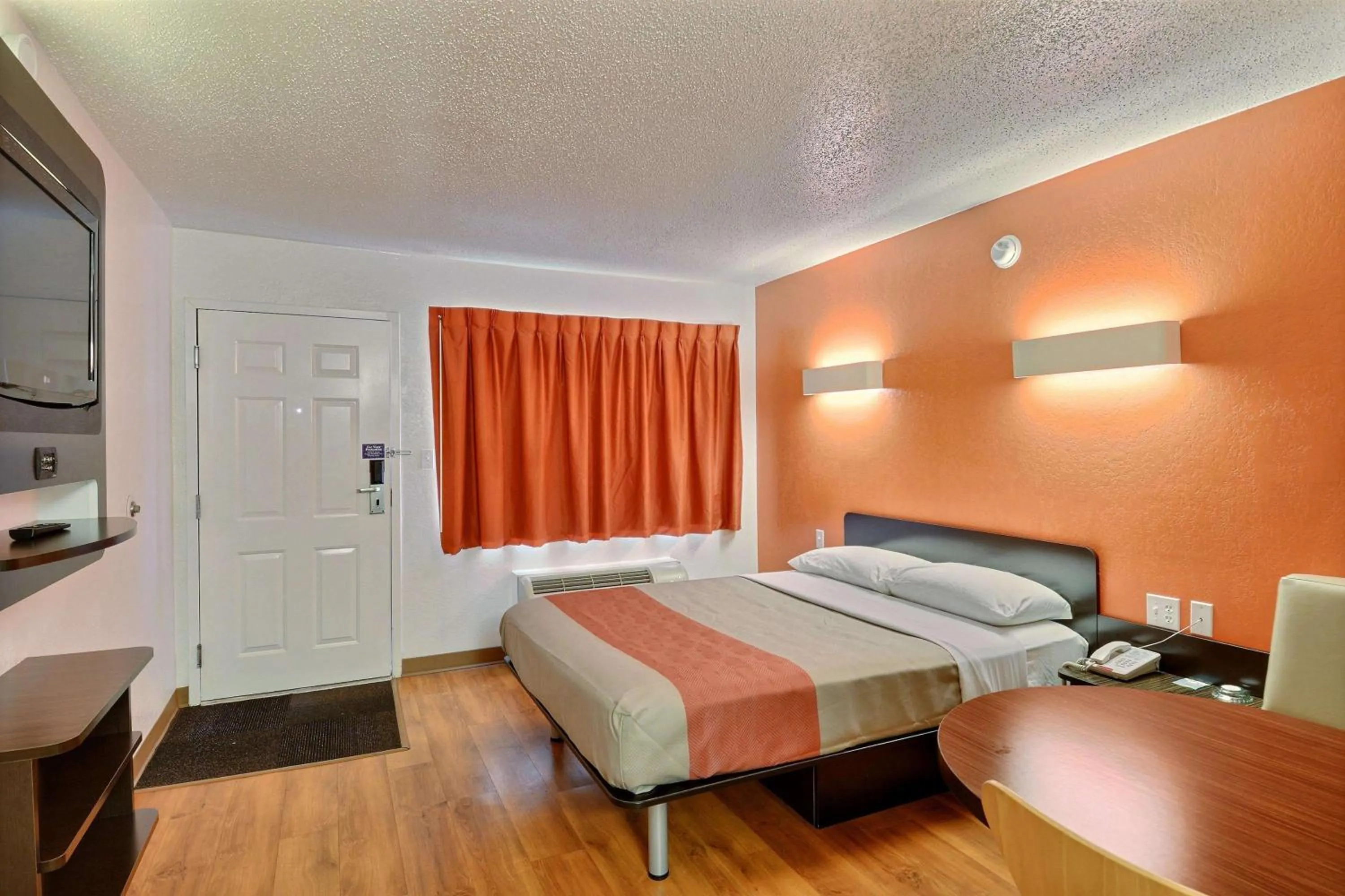 TV and multimedia, Bed in Motel 6-Tewksbury, MA - Boston