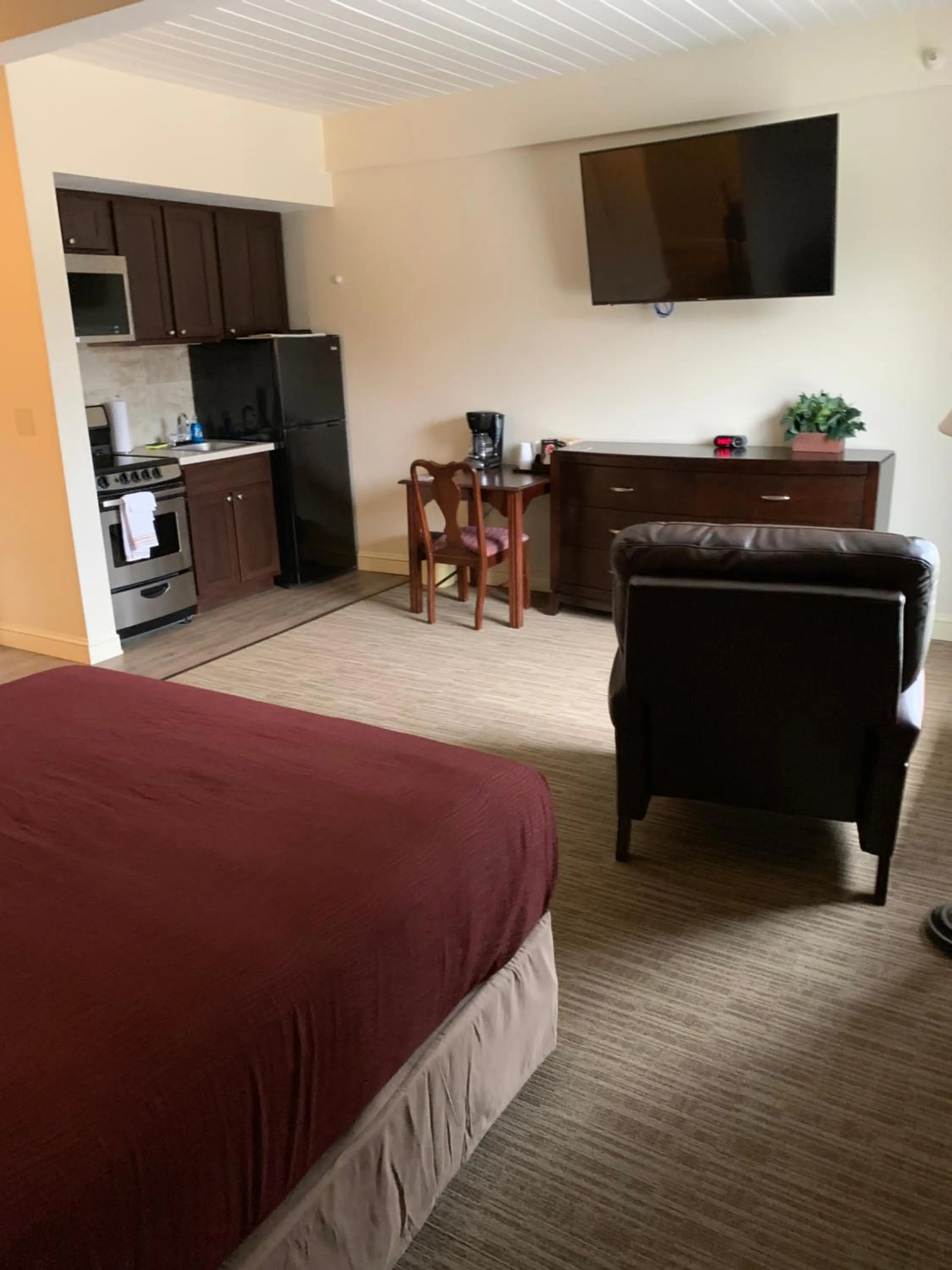 Kitchen or kitchenette, Bed in McCoy's Inn