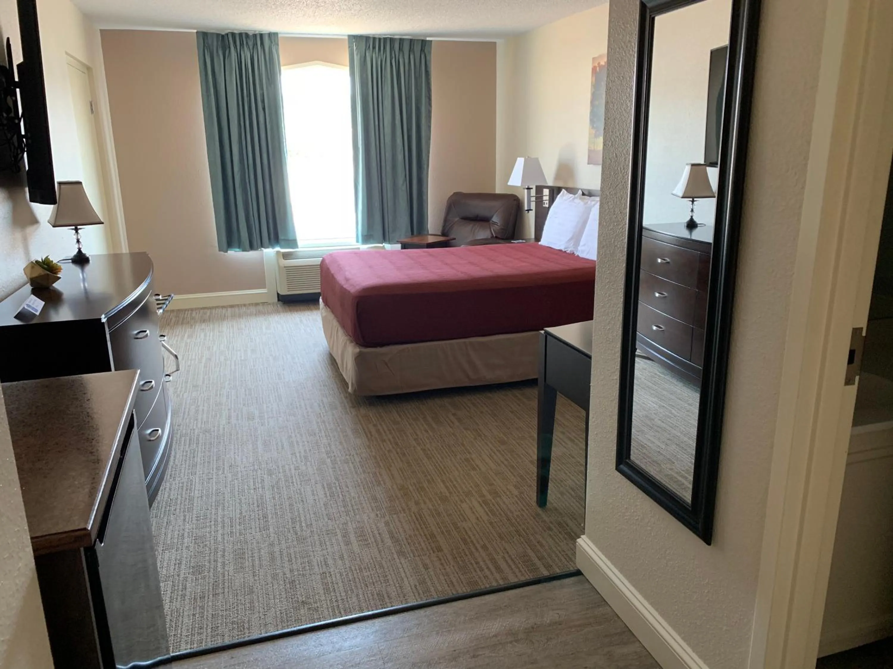 Photo of the whole room, Bed in McCoy's Inn