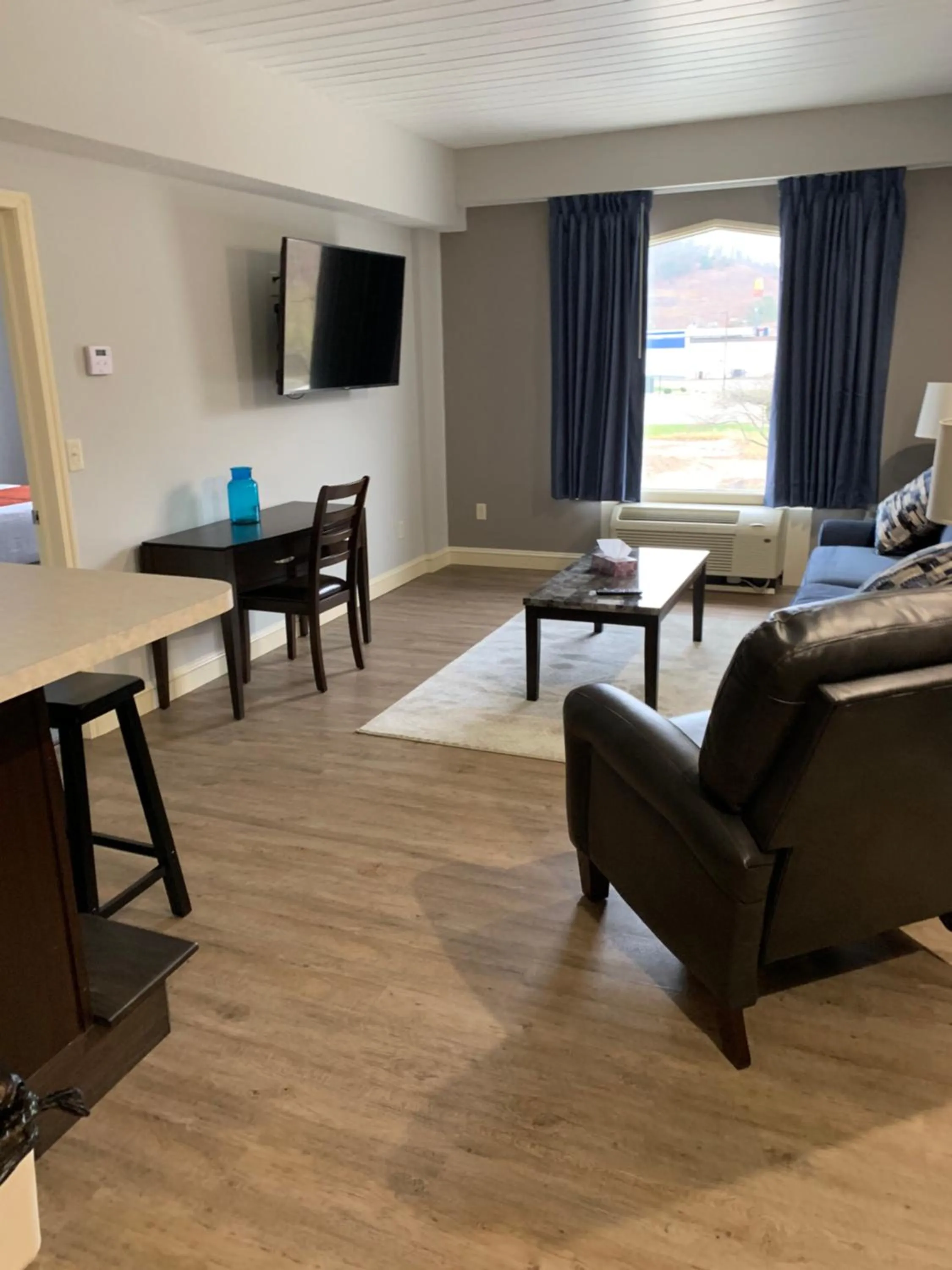 Living room in McCoy's Inn