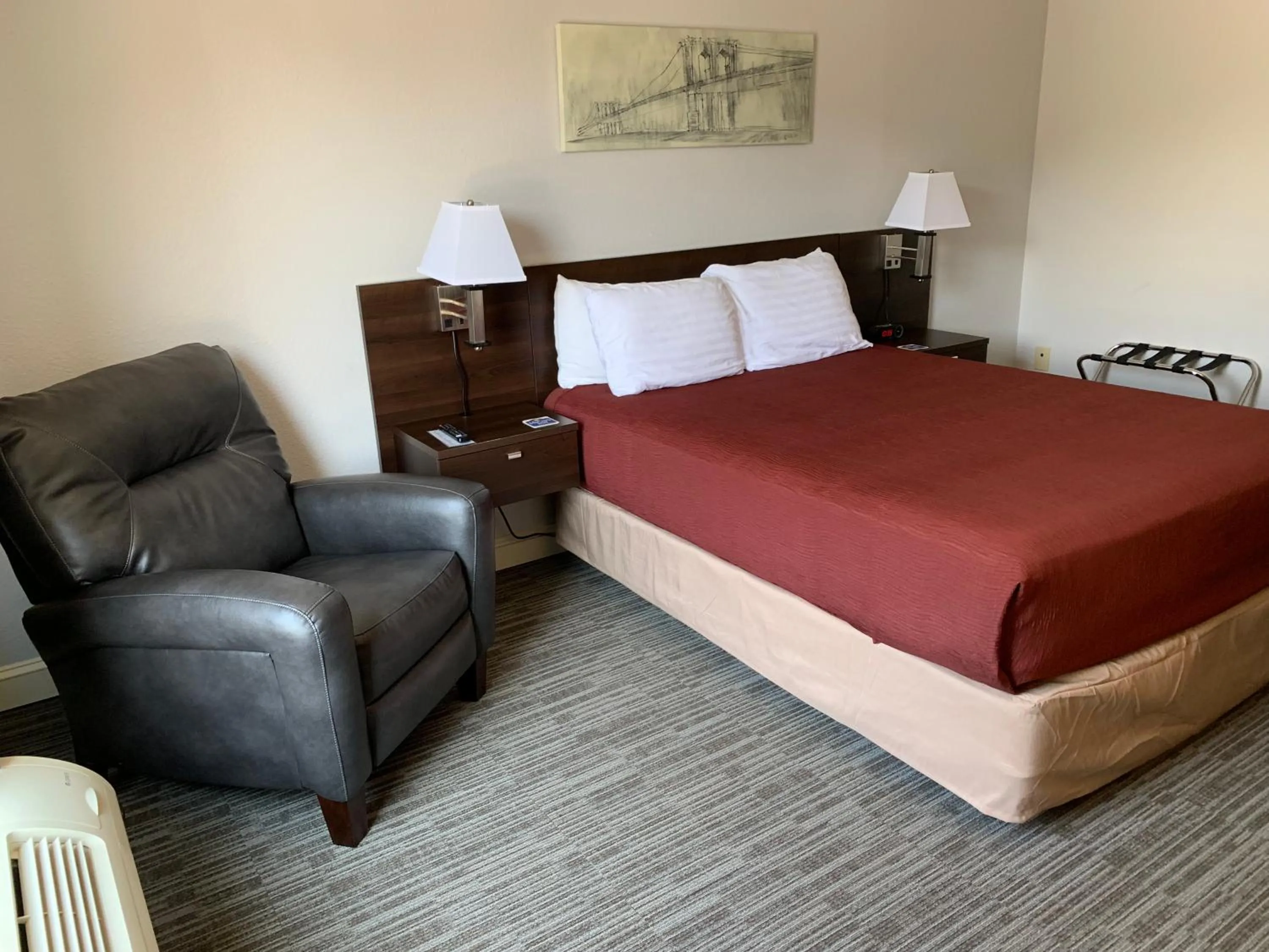 Bedroom, Bed in McCoy's Inn