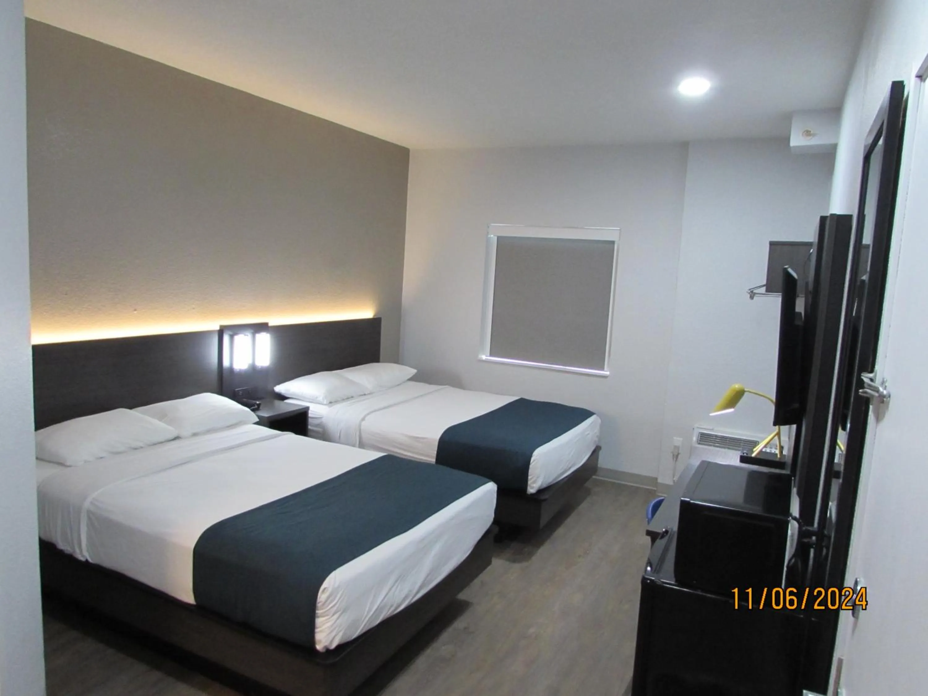 Bedroom, Bed in Motel 6-West Des Moines, IA