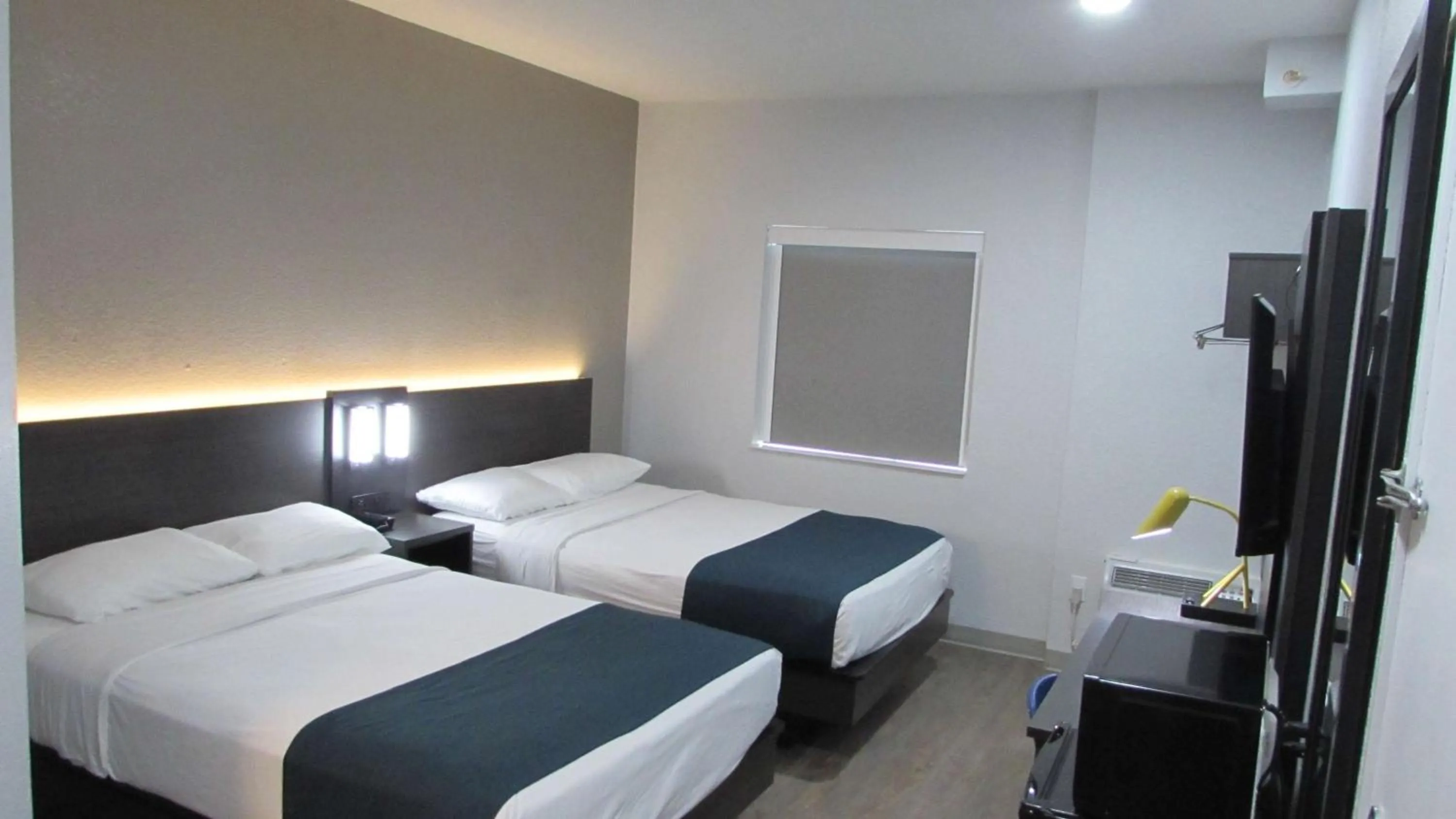 Bedroom, Bed in Motel 6-West Des Moines, IA