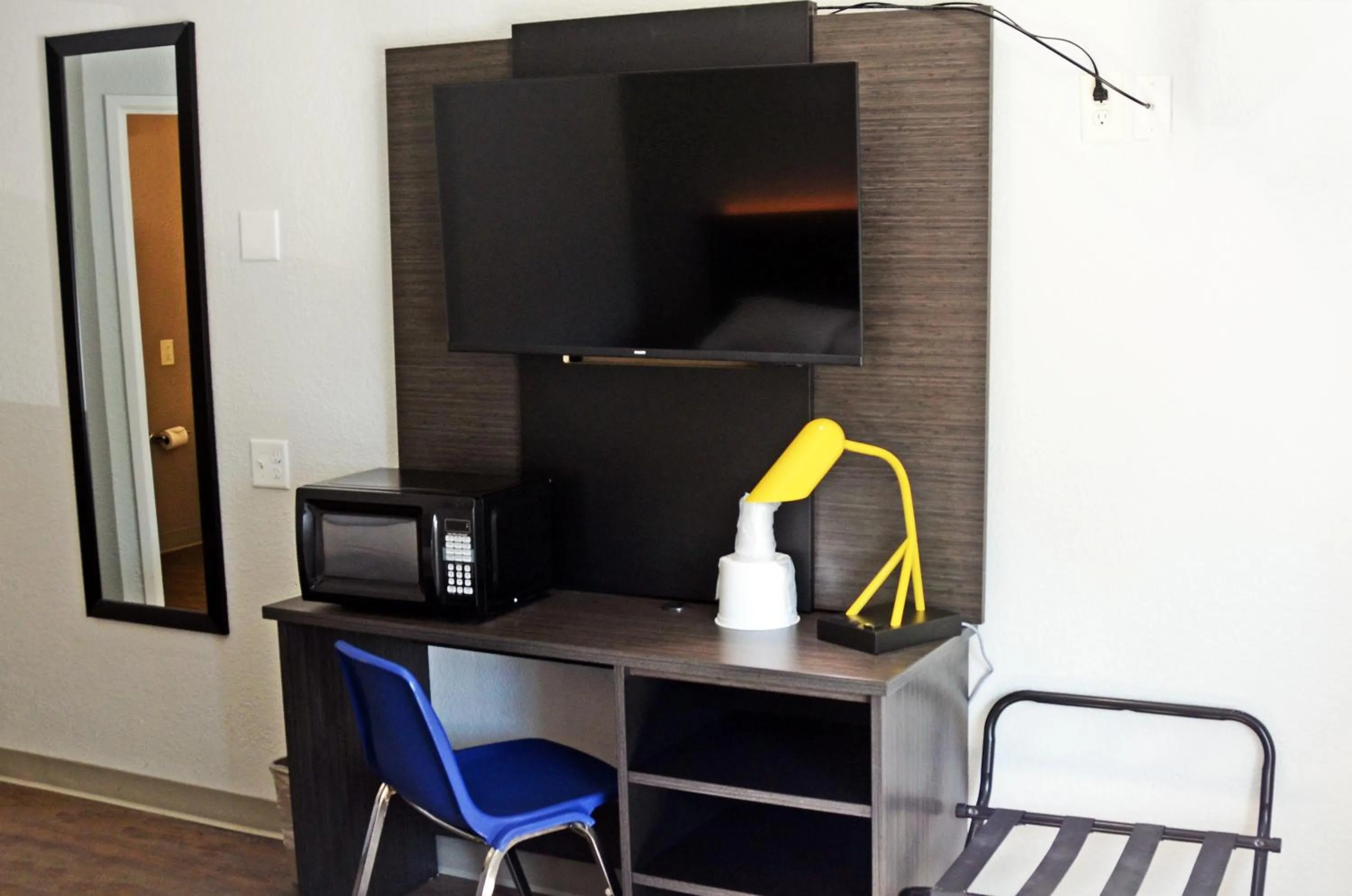 Bedroom in Motel 6-West Des Moines, IA