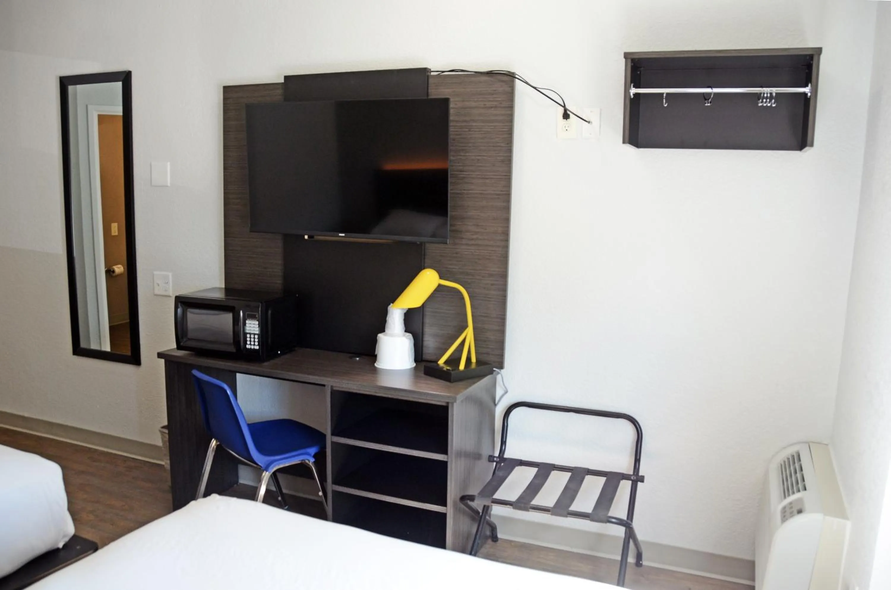 Bedroom, Bed in Motel 6-West Des Moines, IA