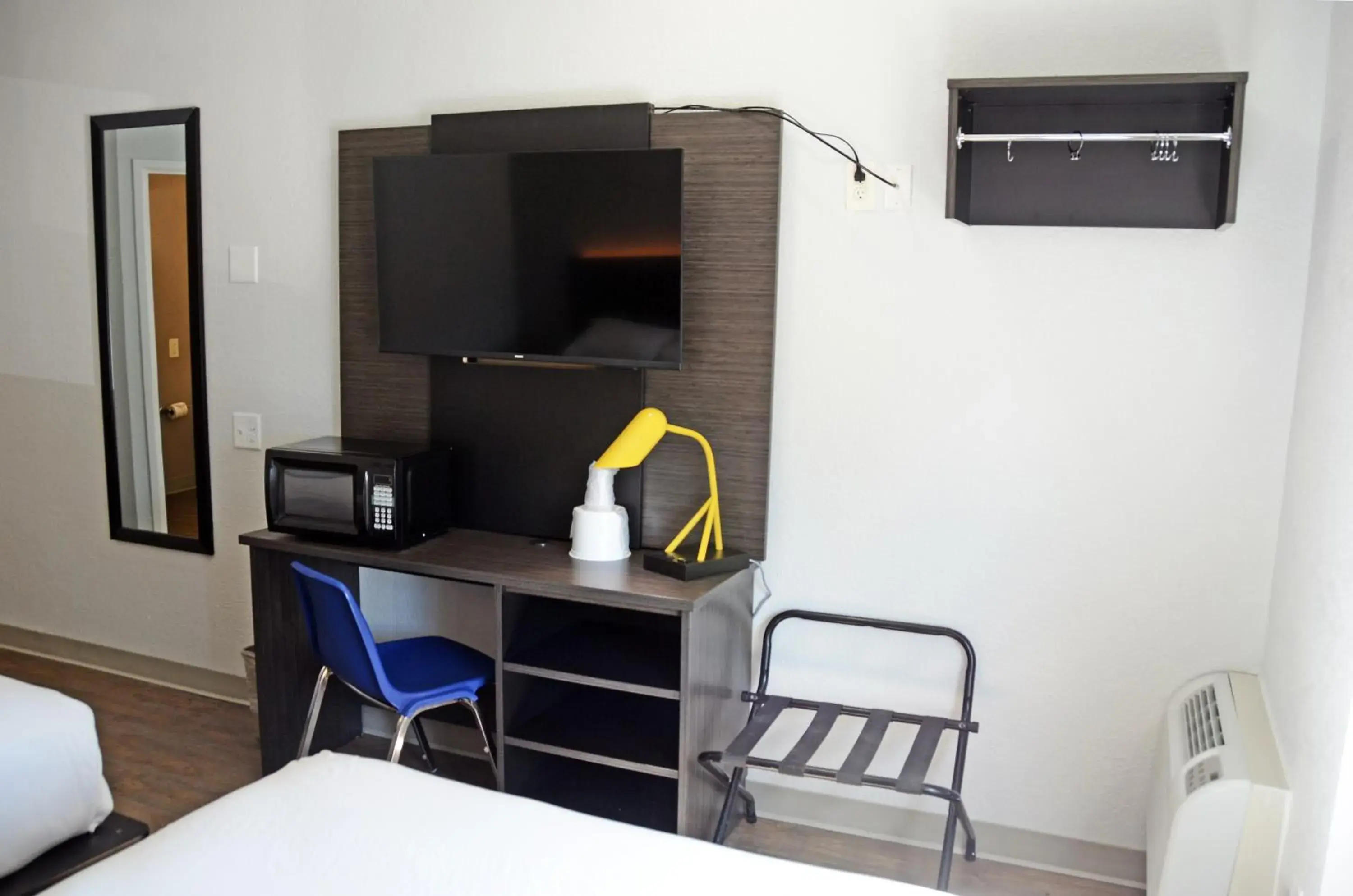 Bedroom, Bed in Motel 6-West Des Moines, IA Bedroom, Bed in Motel 6-West Des Moines, IA