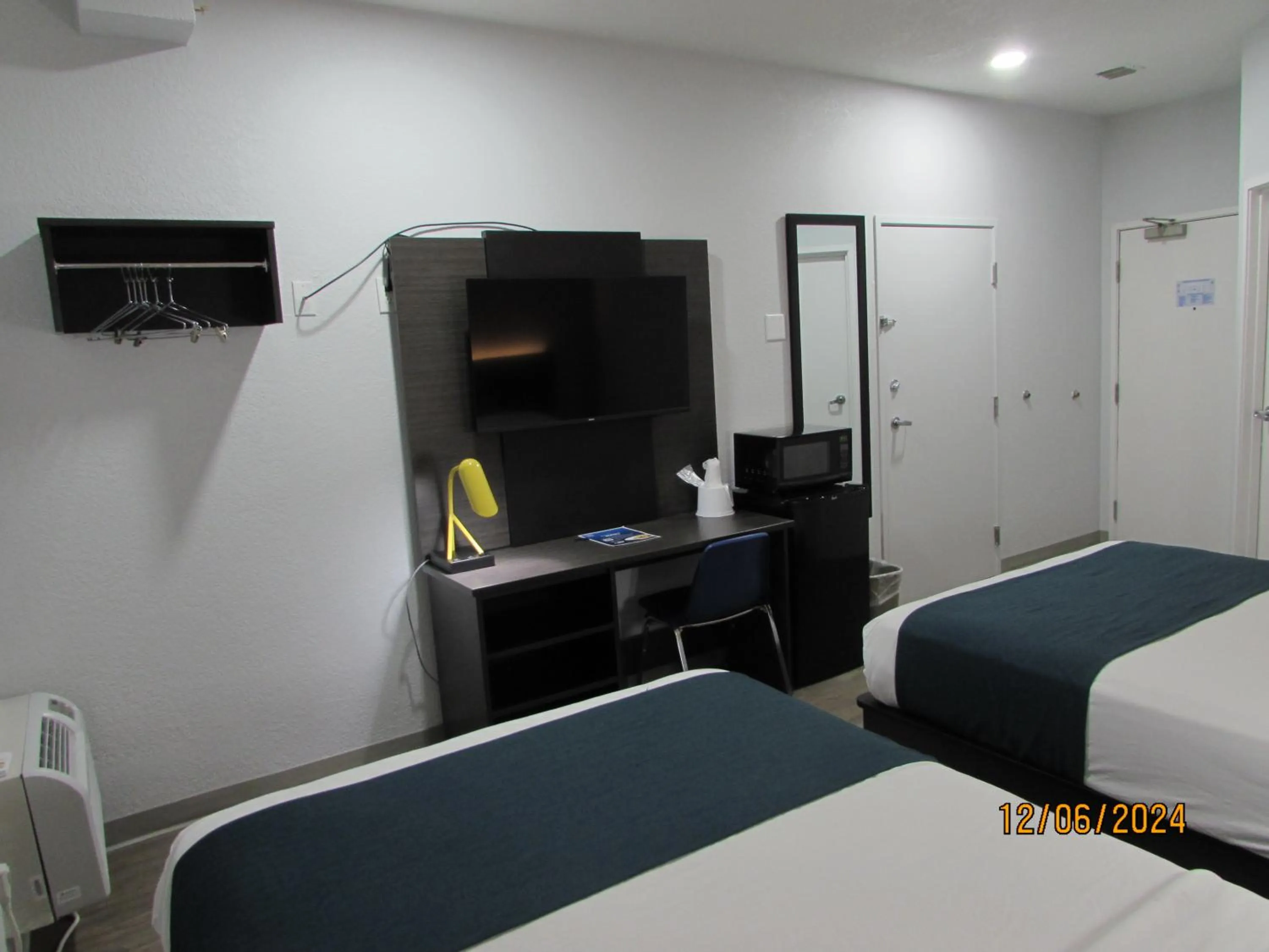 Bedroom, Bed in Motel 6-West Des Moines, IA