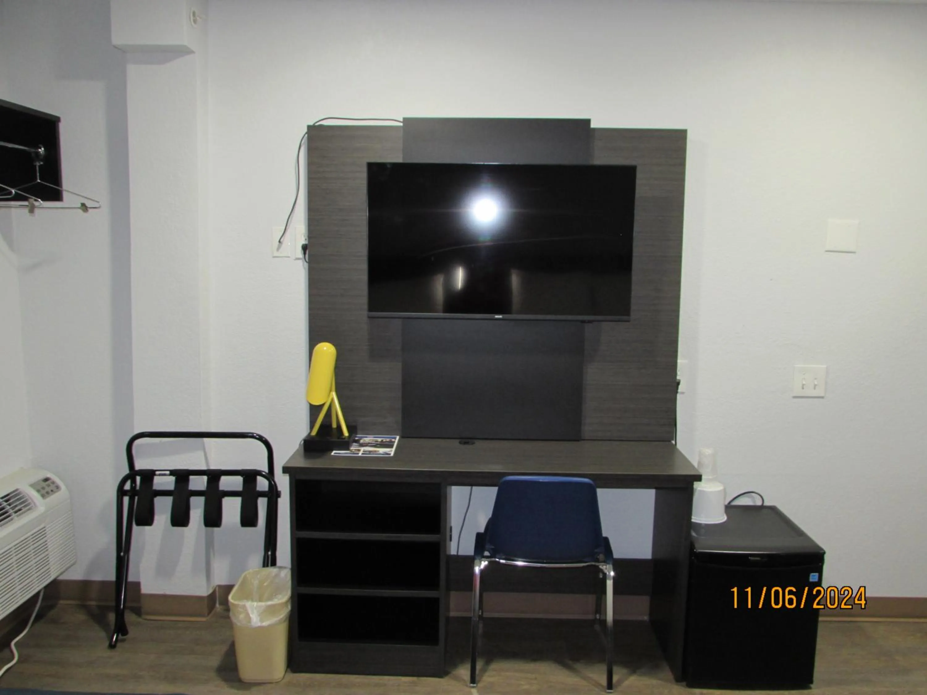 TV and multimedia in Motel 6-West Des Moines, IA