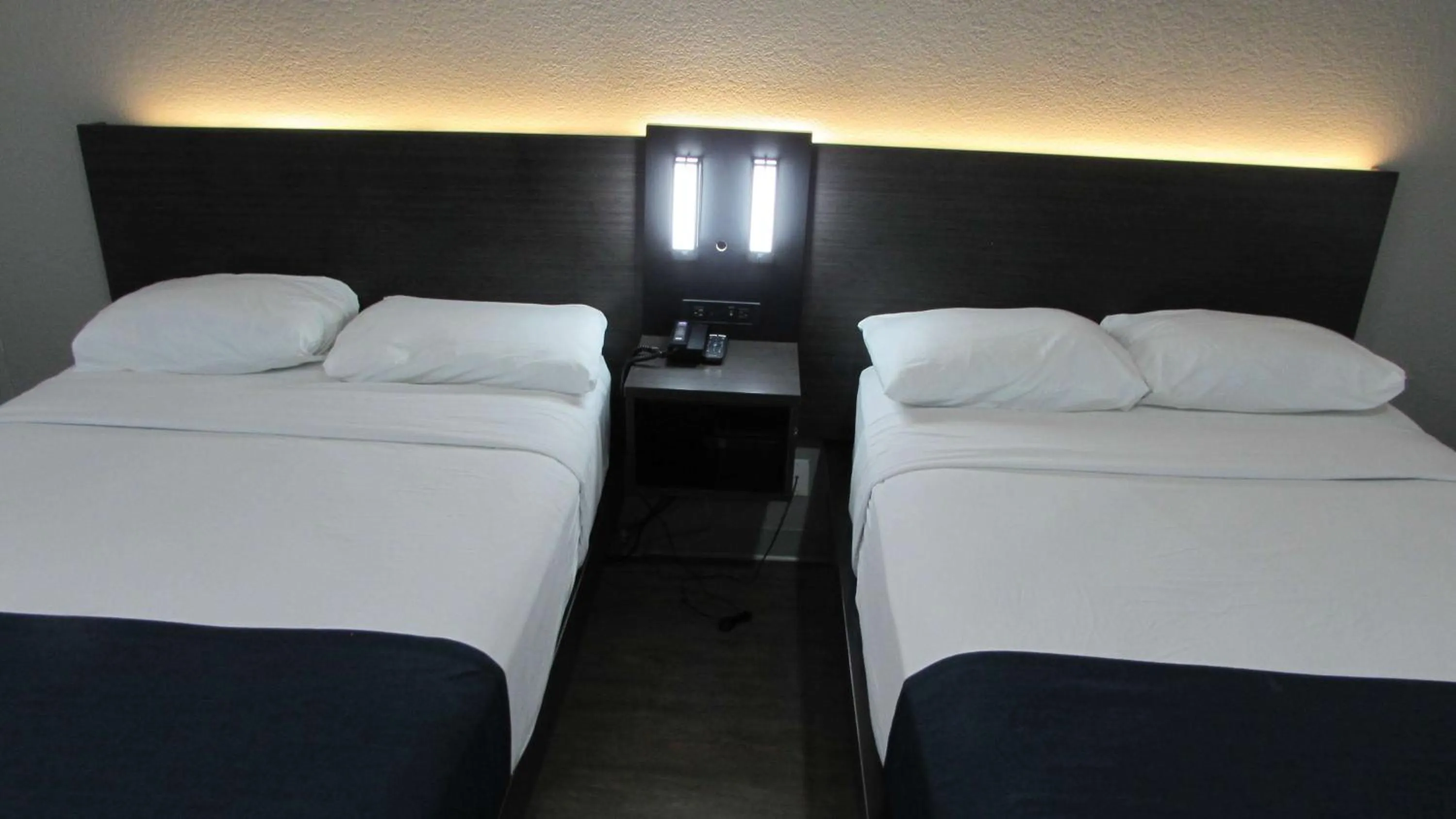 Bedroom, Bed in Motel 6-West Des Moines, IA