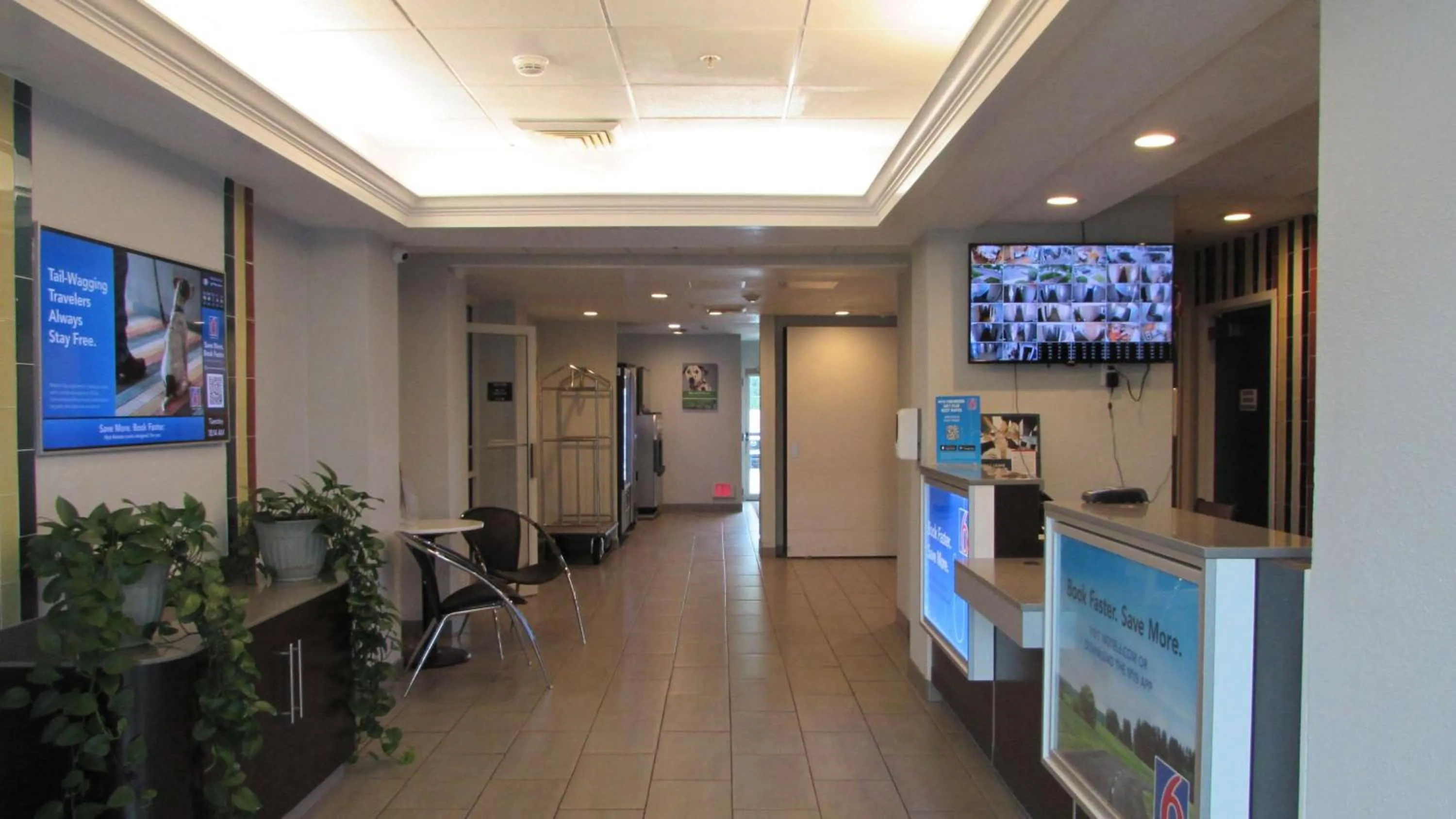 Lobby or reception in Motel 6-West Des Moines, IA