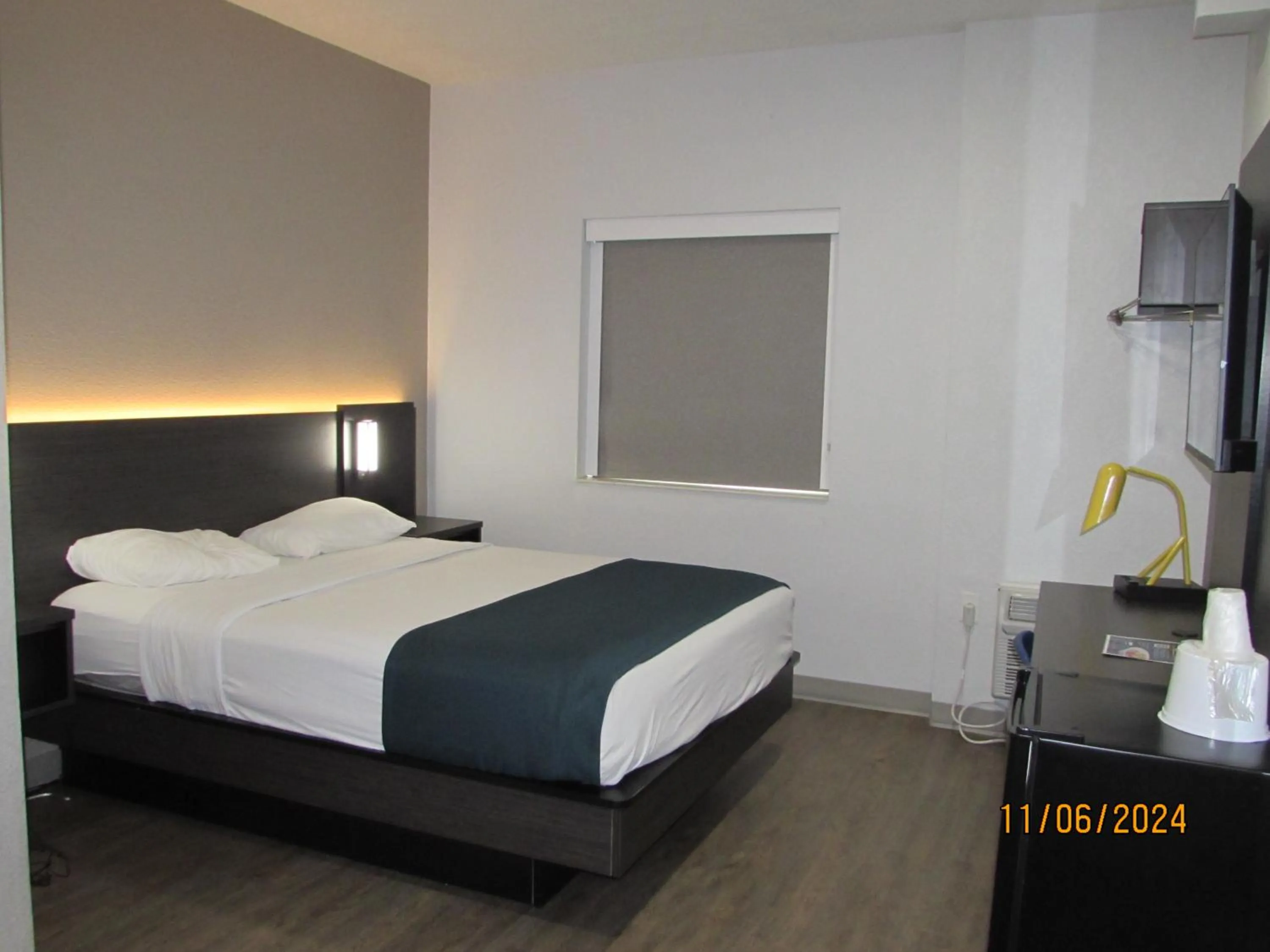 Bedroom, Bed in Motel 6-West Des Moines, IA