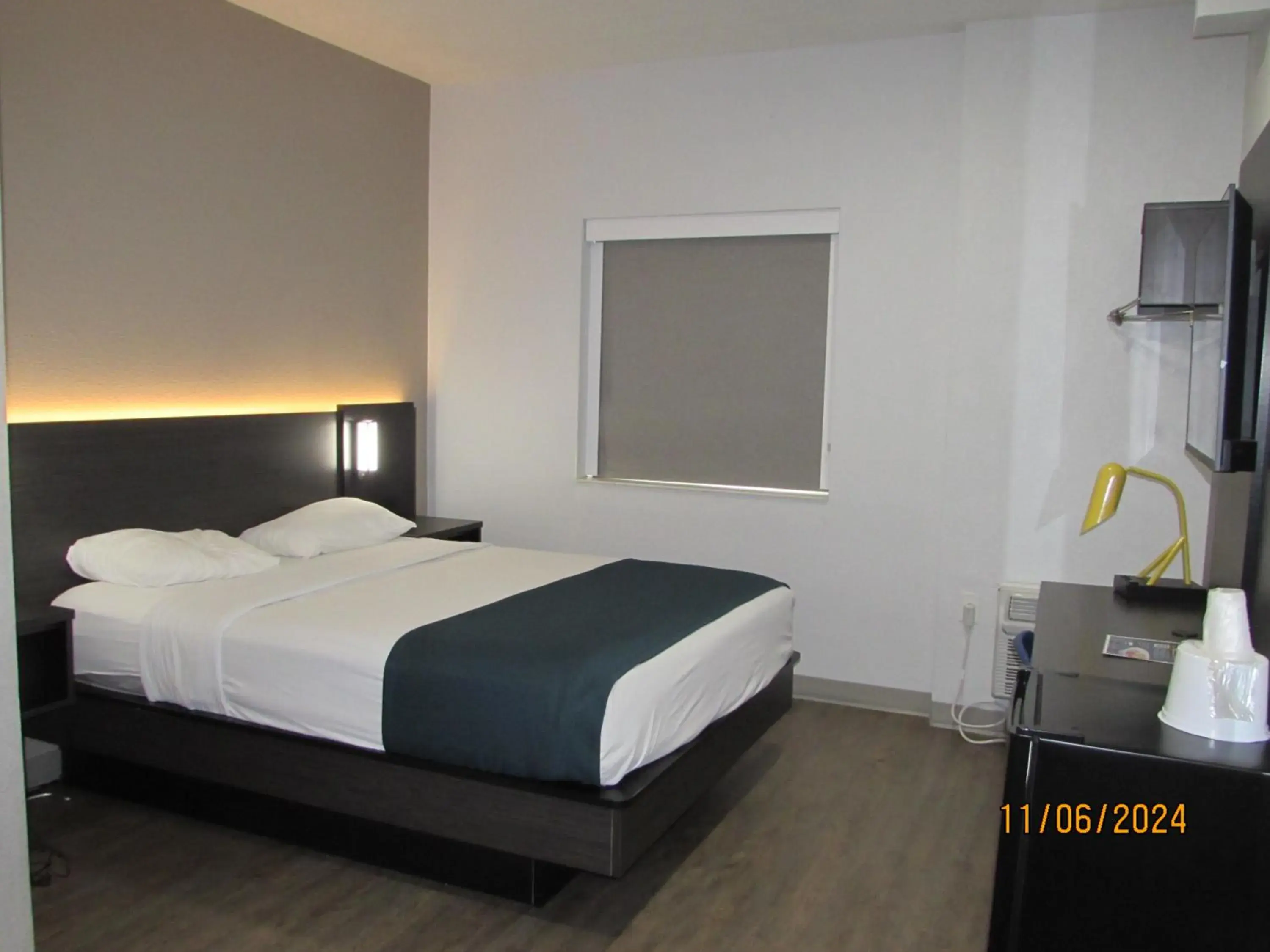 Bedroom, Bed in Motel 6-West Des Moines, IA Bedroom, Bed in Motel 6-West Des Moines, IA