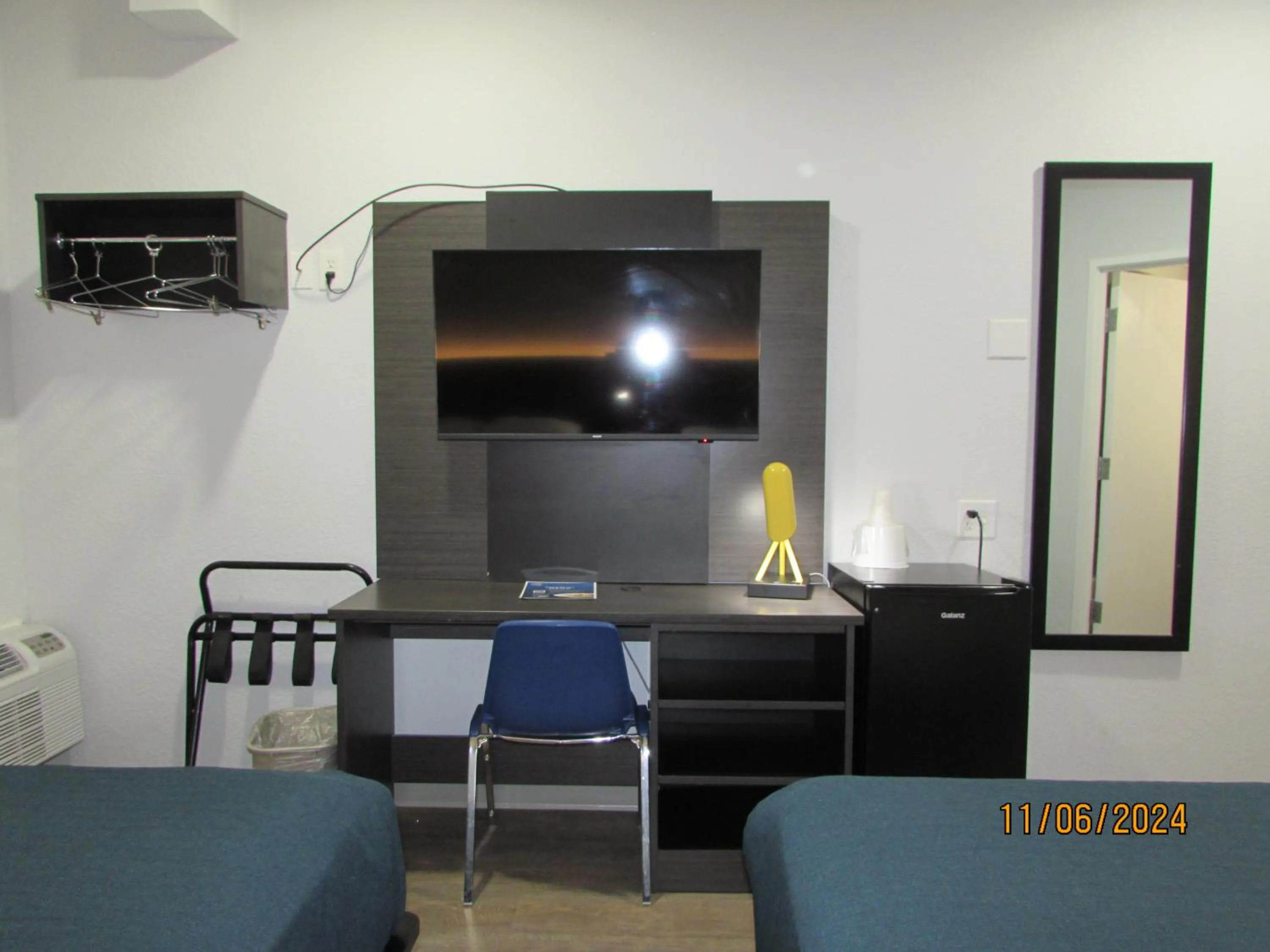 Bedroom, Bed in Motel 6-West Des Moines, IA