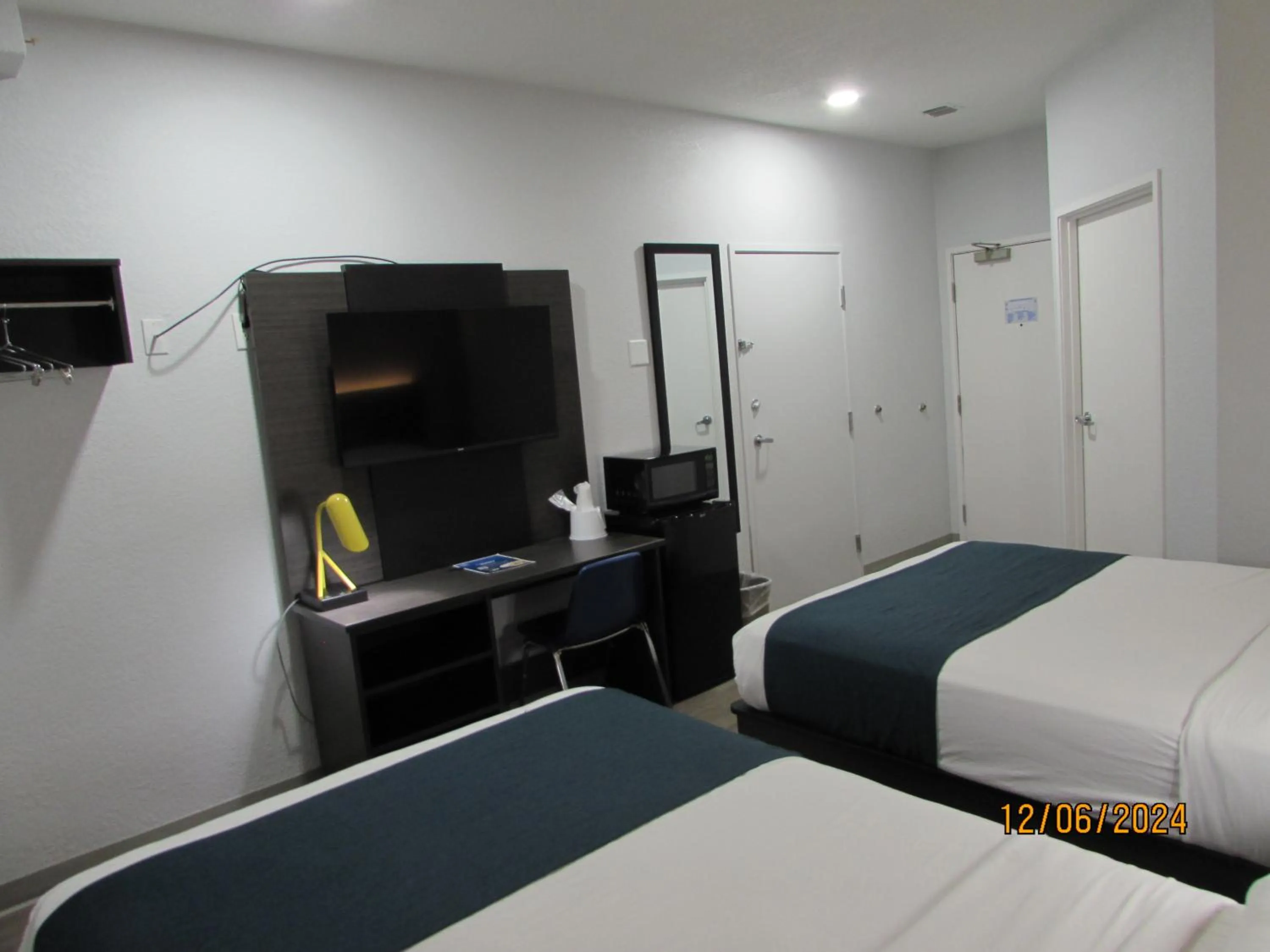 Bedroom, Bed in Motel 6-West Des Moines, IA