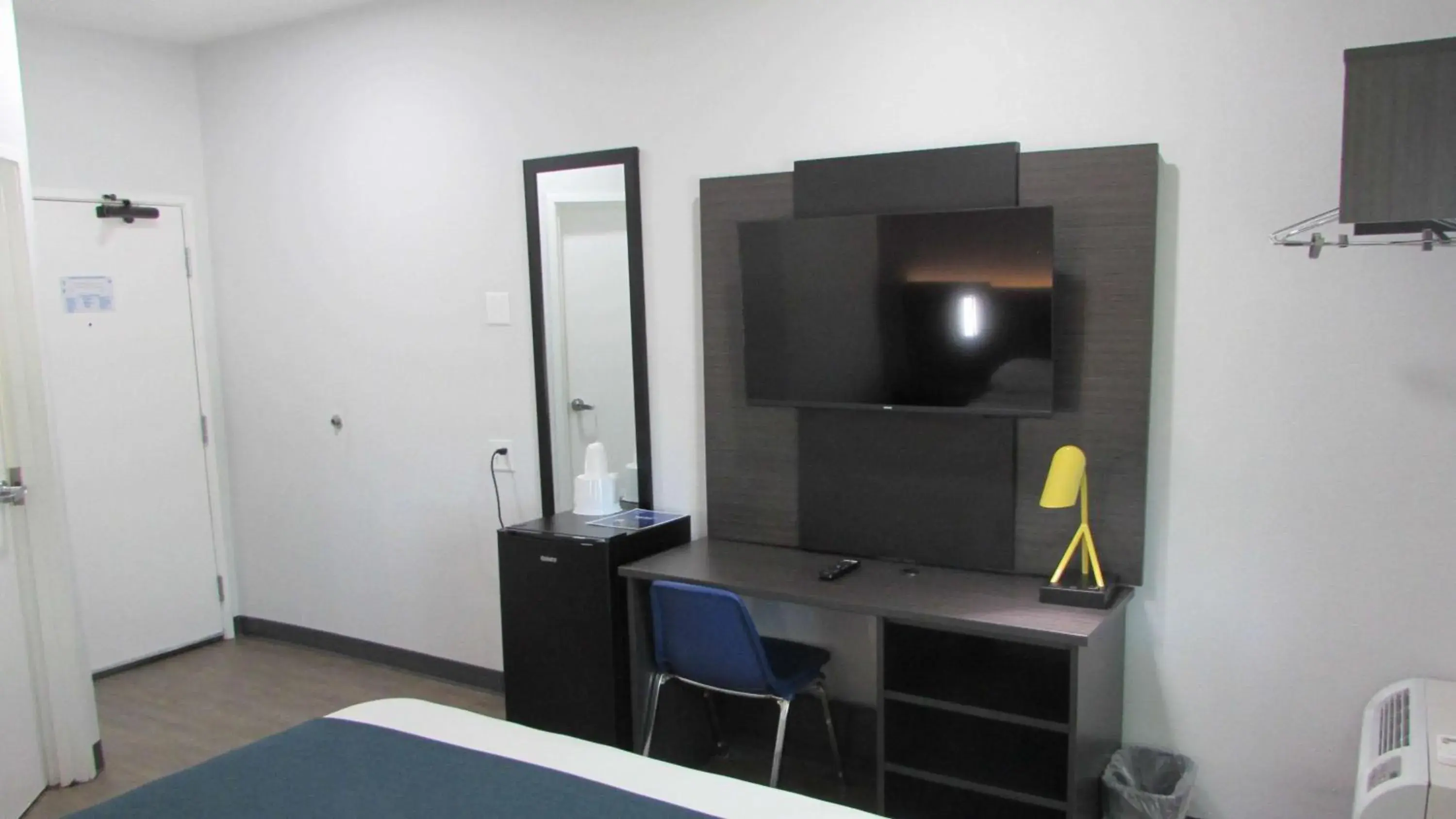 Bedroom, Bed in Motel 6-West Des Moines, IA Bedroom, Bed in Motel 6-West Des Moines, IA