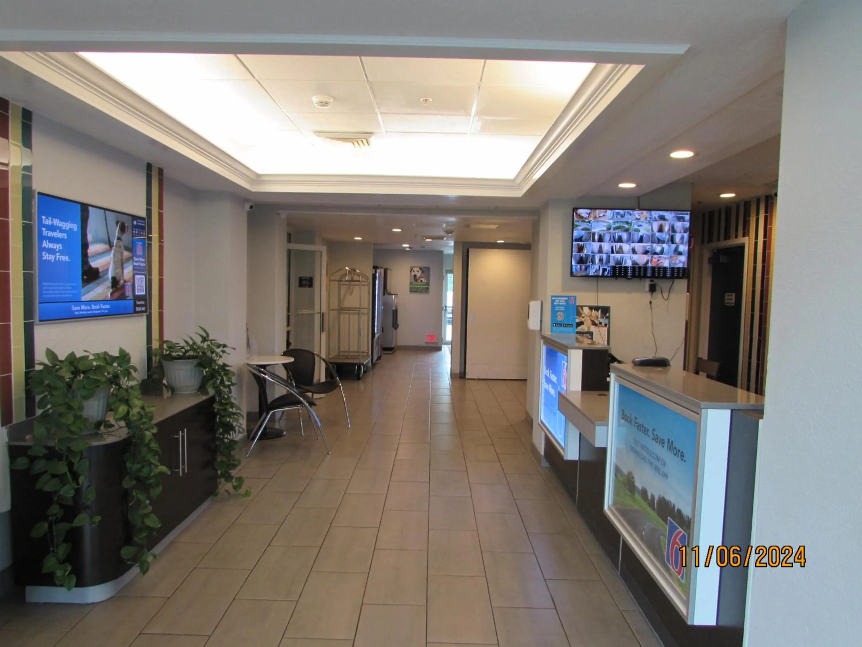 Lobby or reception in Motel 6-West Des Moines, IA